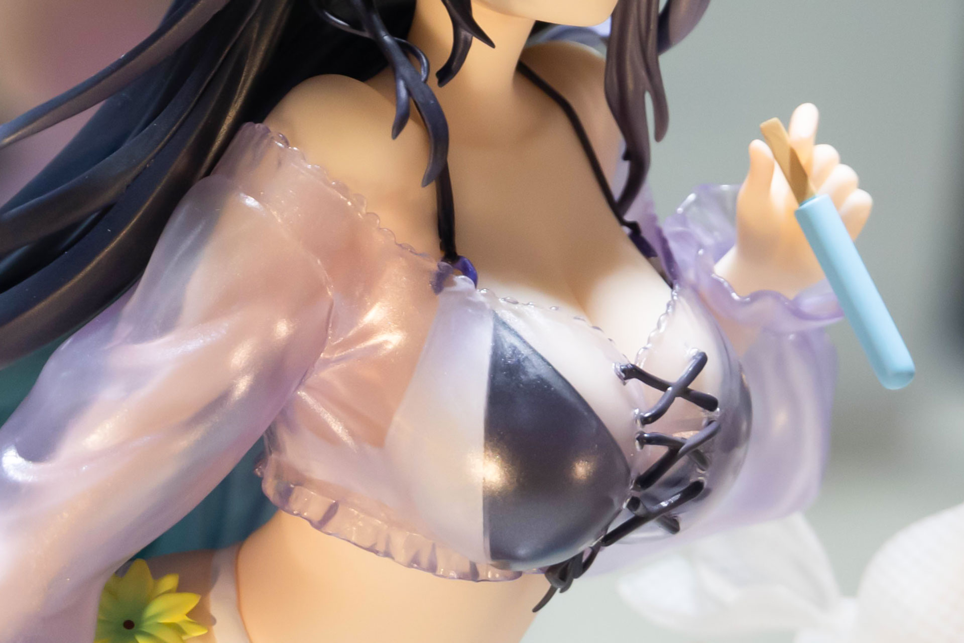 透けている分、美しいボディラインもよく分かる