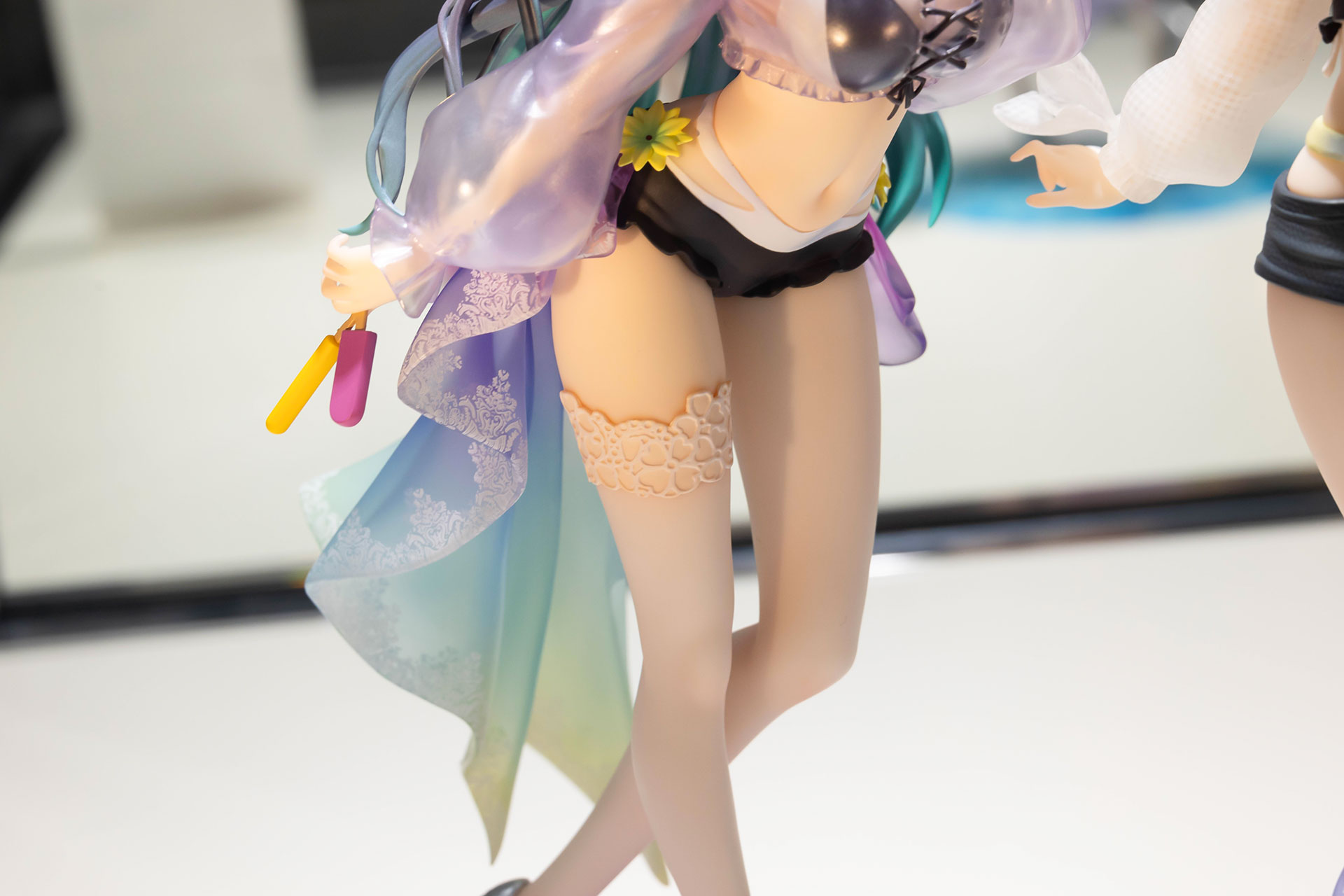 太ももに付けられたアクセサリーなど、目立たないものの細部にわたって作られているこだわりが見える