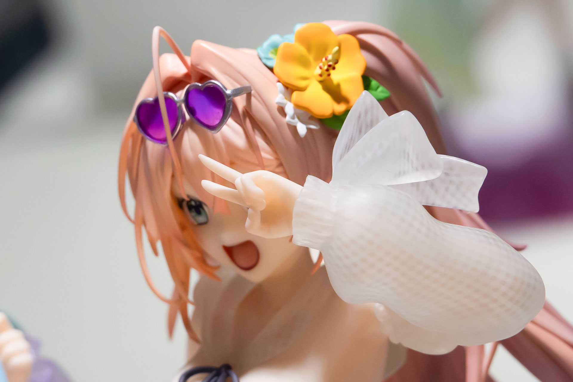 腕のあたりのふわふわとした衣装は、クリアパーツで質感が再現されている