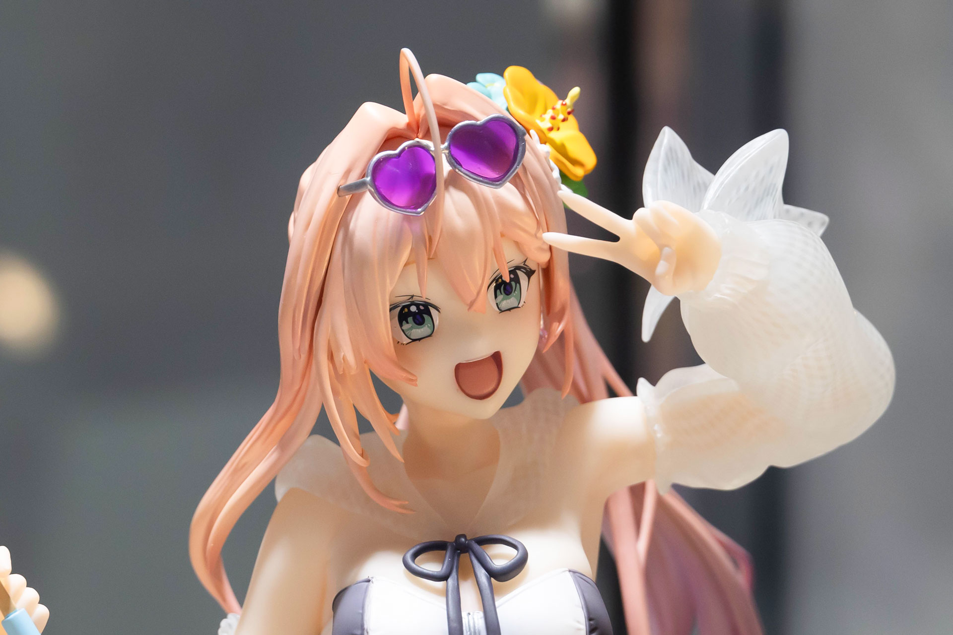 サングラスなどの小物類も手抜かりなく作り込まれている