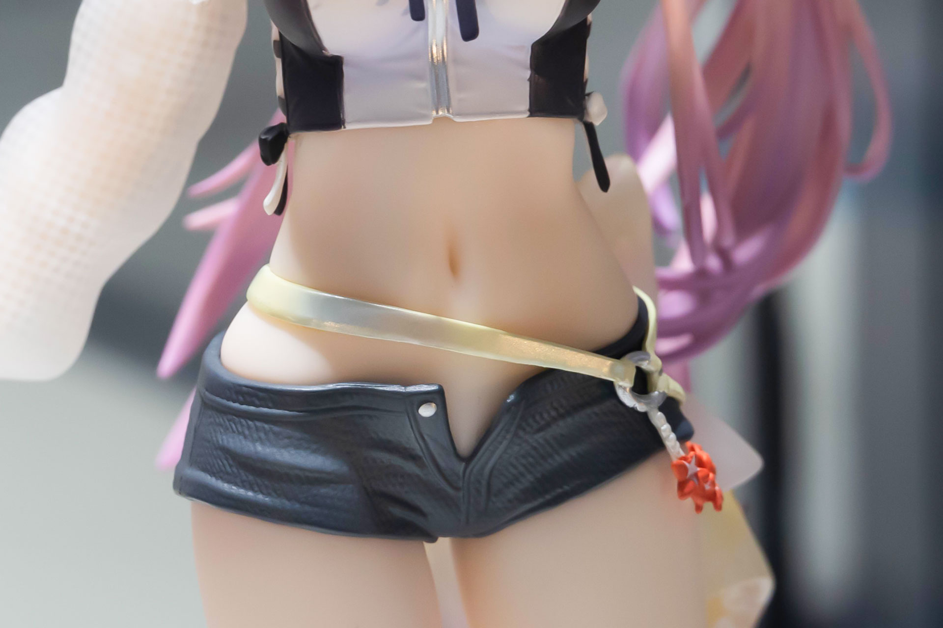 おへそや上部が少し開いたデニムショートパンツもかなりセクシーだ