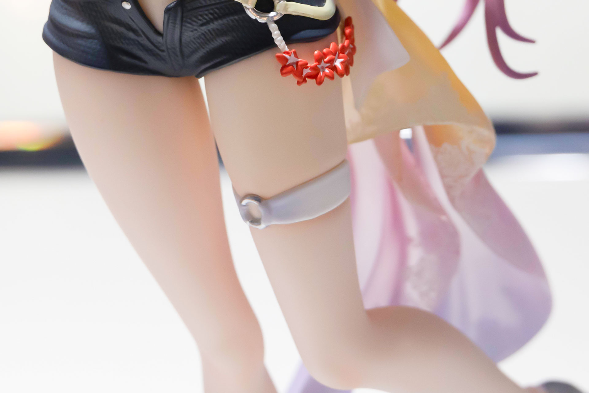 すこしだけ肉に食い込むように付けられた、太もものアクセサリー