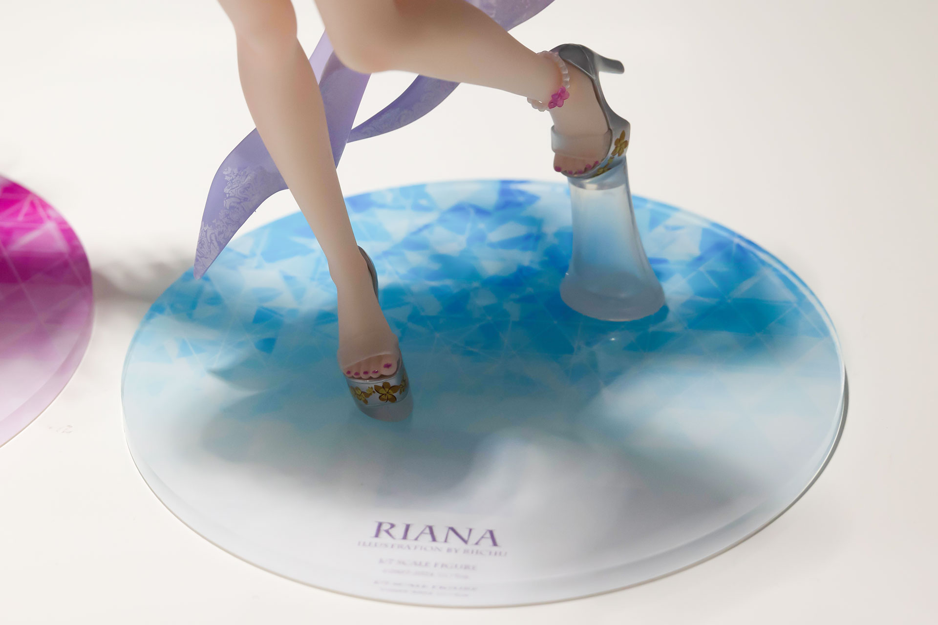 台座はブルーを基調にした、夏っぽいデザインになっている