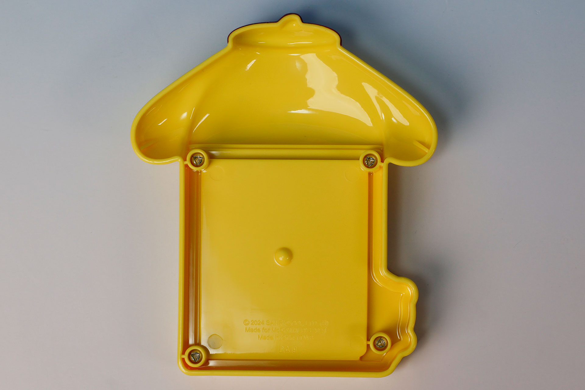 おもちゃの裏面はこのような形になっている