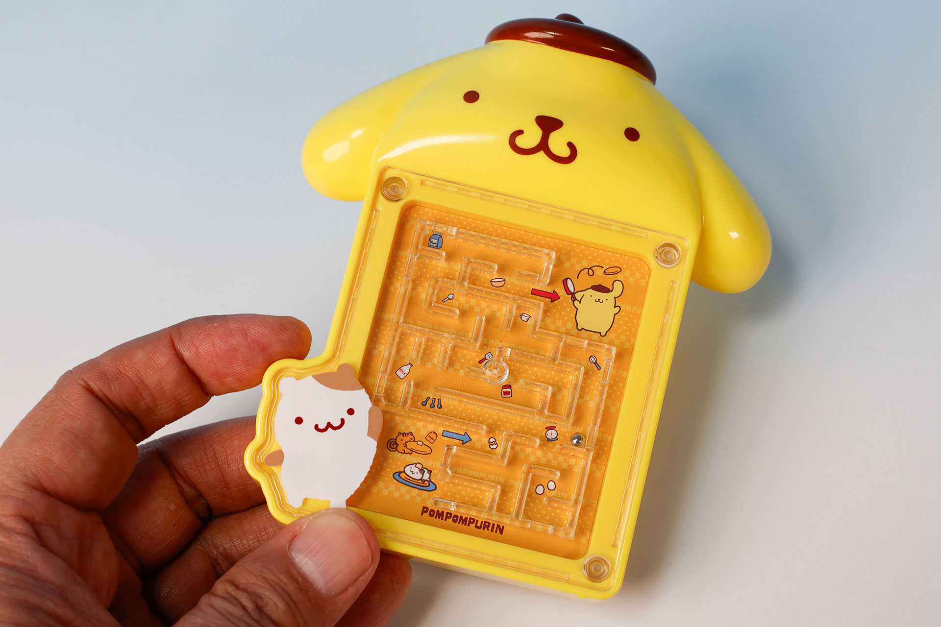 遊ぶときは、手に持って中の玉を転がしていこう