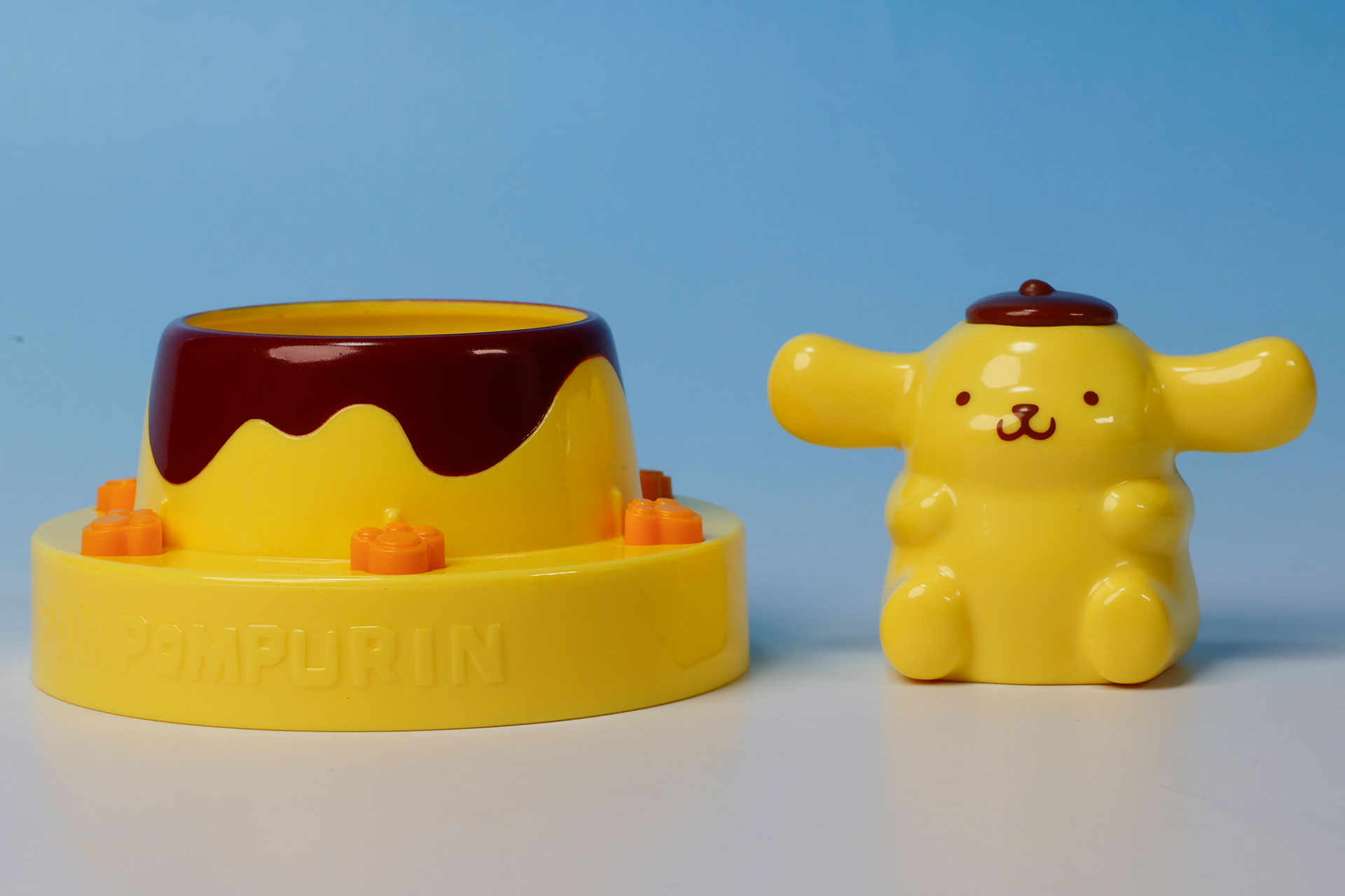 ポムポムプリン（右）と比較するとプリン（左）が大きく見える