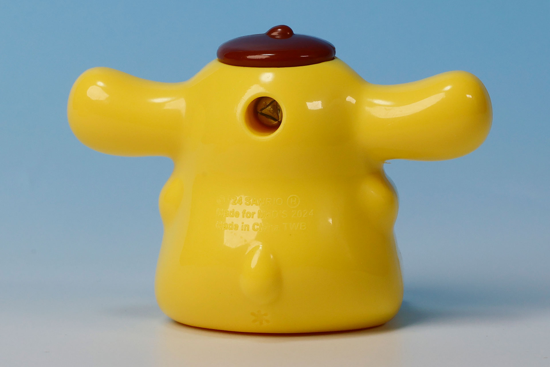 ポムポムプリンの背面側にはしっぽも付けられている