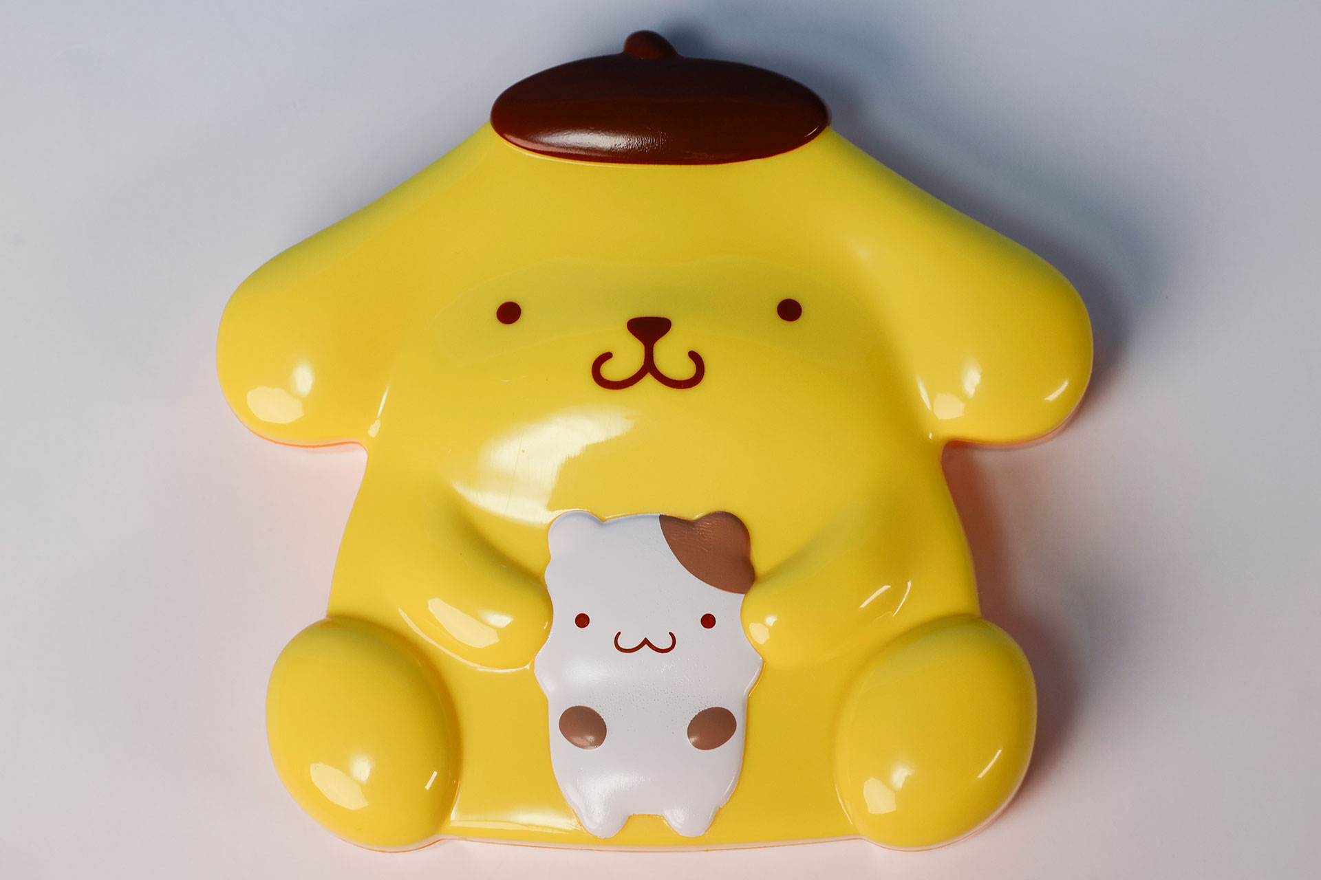 ケースのフタにはポムポムプリンとマフィンが描かれている