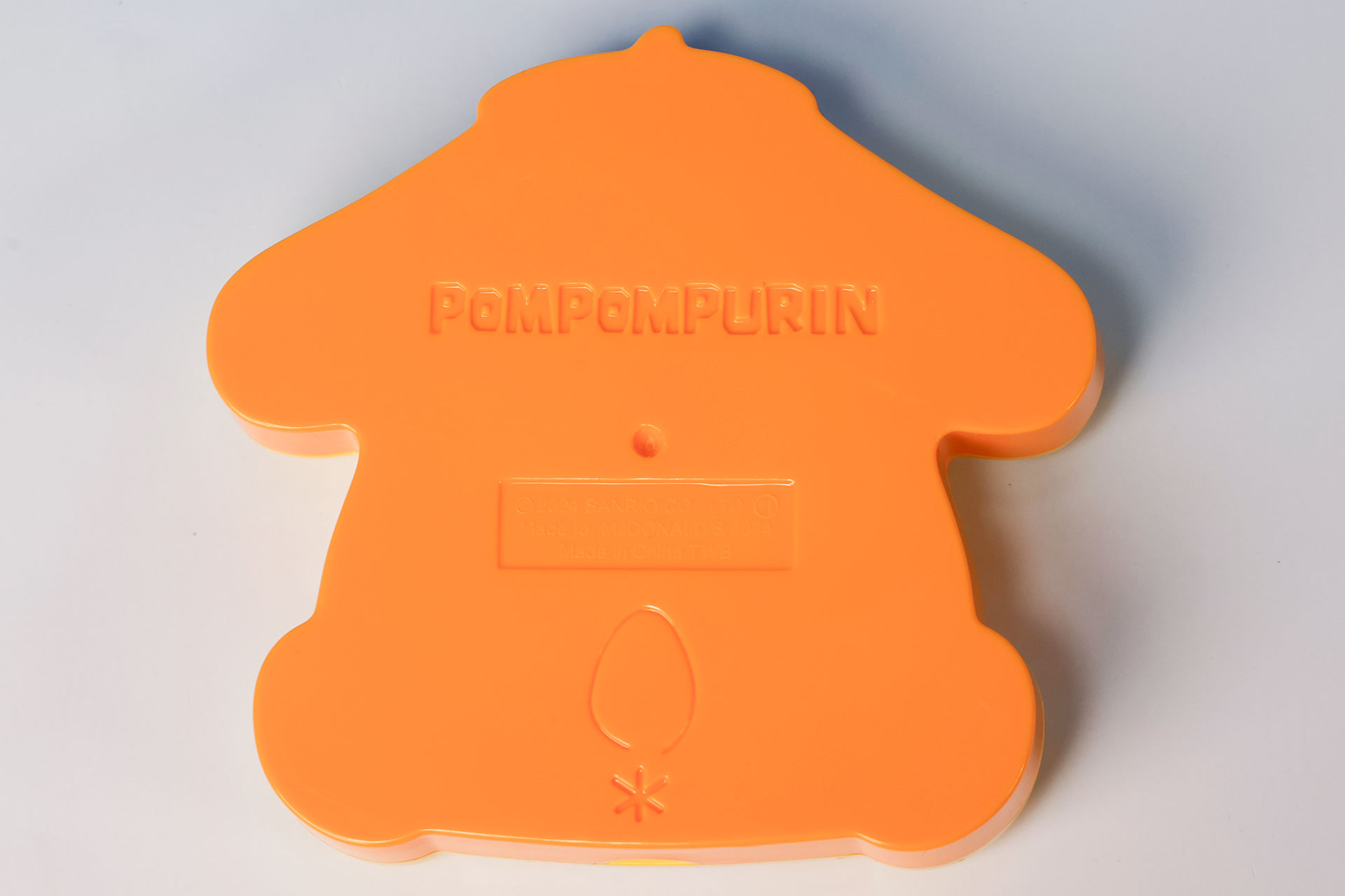 ケースの裏面もしっかりとデザインされている