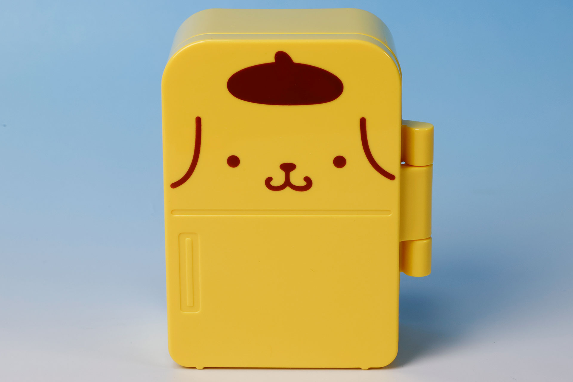 見た目は小さい冷蔵庫といった感じの小物入れ