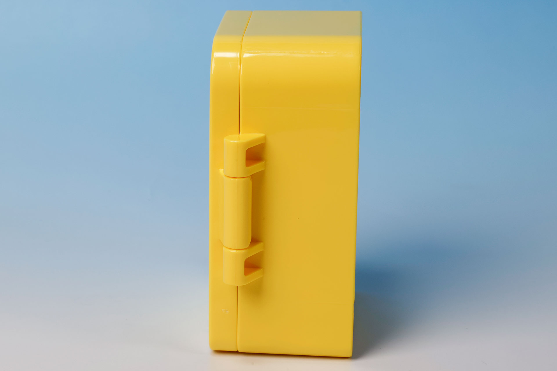 扉の付け根部分は少し出っ張っている