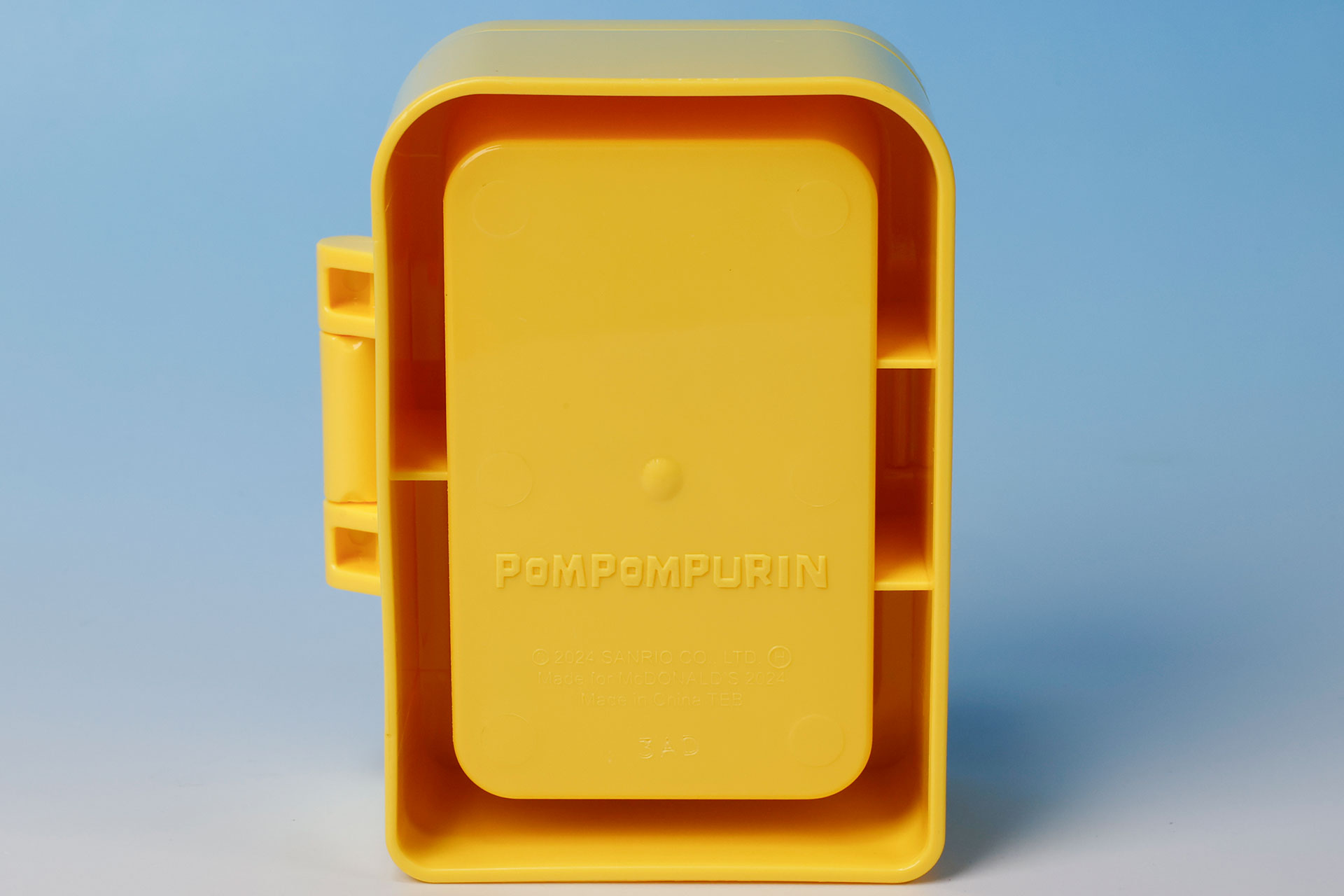 背面側から見たところ。こちらでも、どれぐらいのサイズのものが入るか分かる