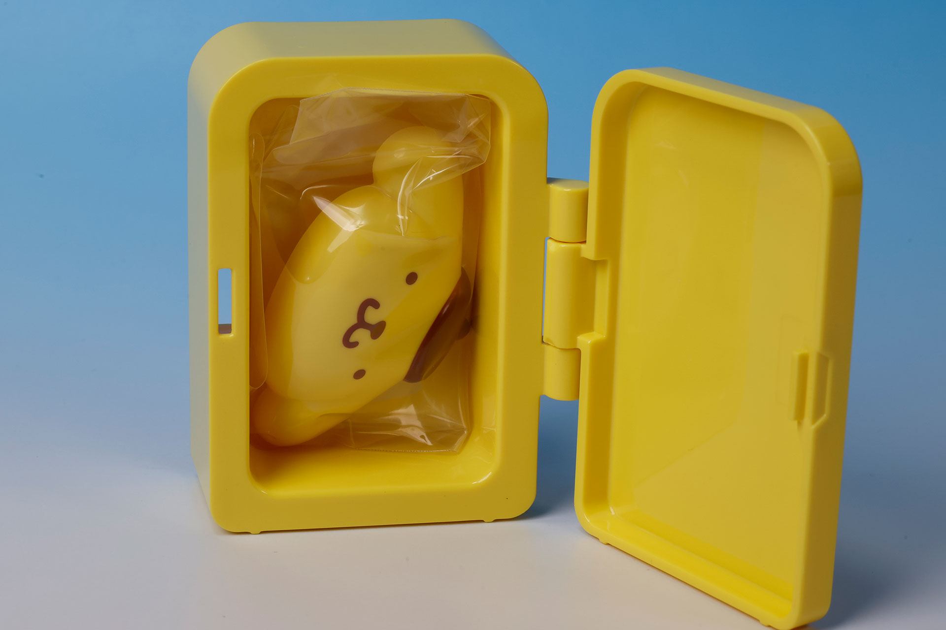 小物入れを扉を開けると、マグネットが収納されている