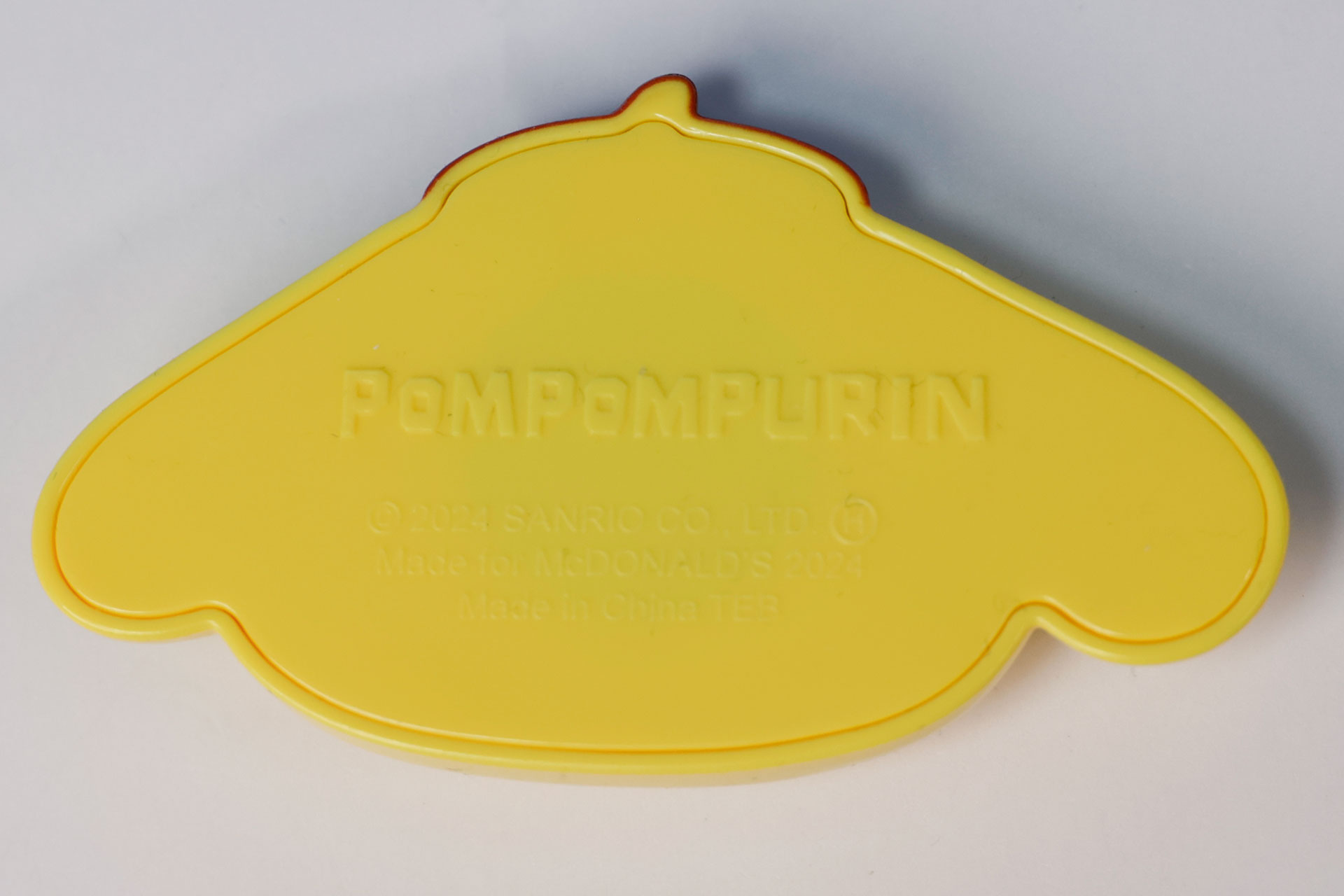 裏面は平らになっており、内部の磁石で冷蔵庫などに貼っておくことができる