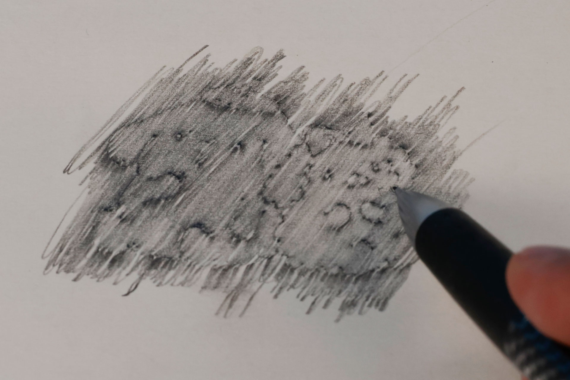 紙を置いてえんぴつでこすってみよう