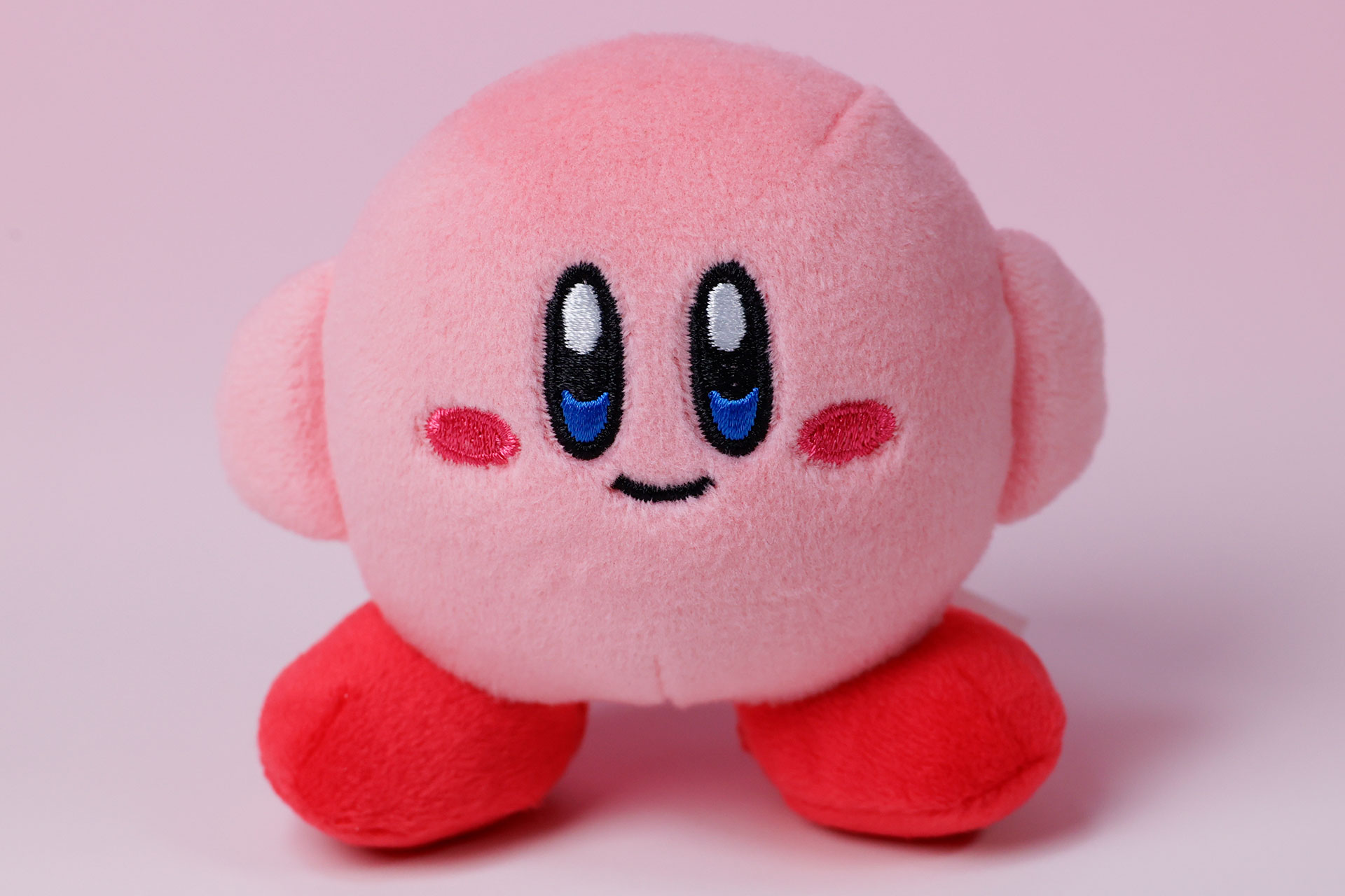 見慣れた姿のカービィだが、ぬいぐるみになって魅力は変わらない