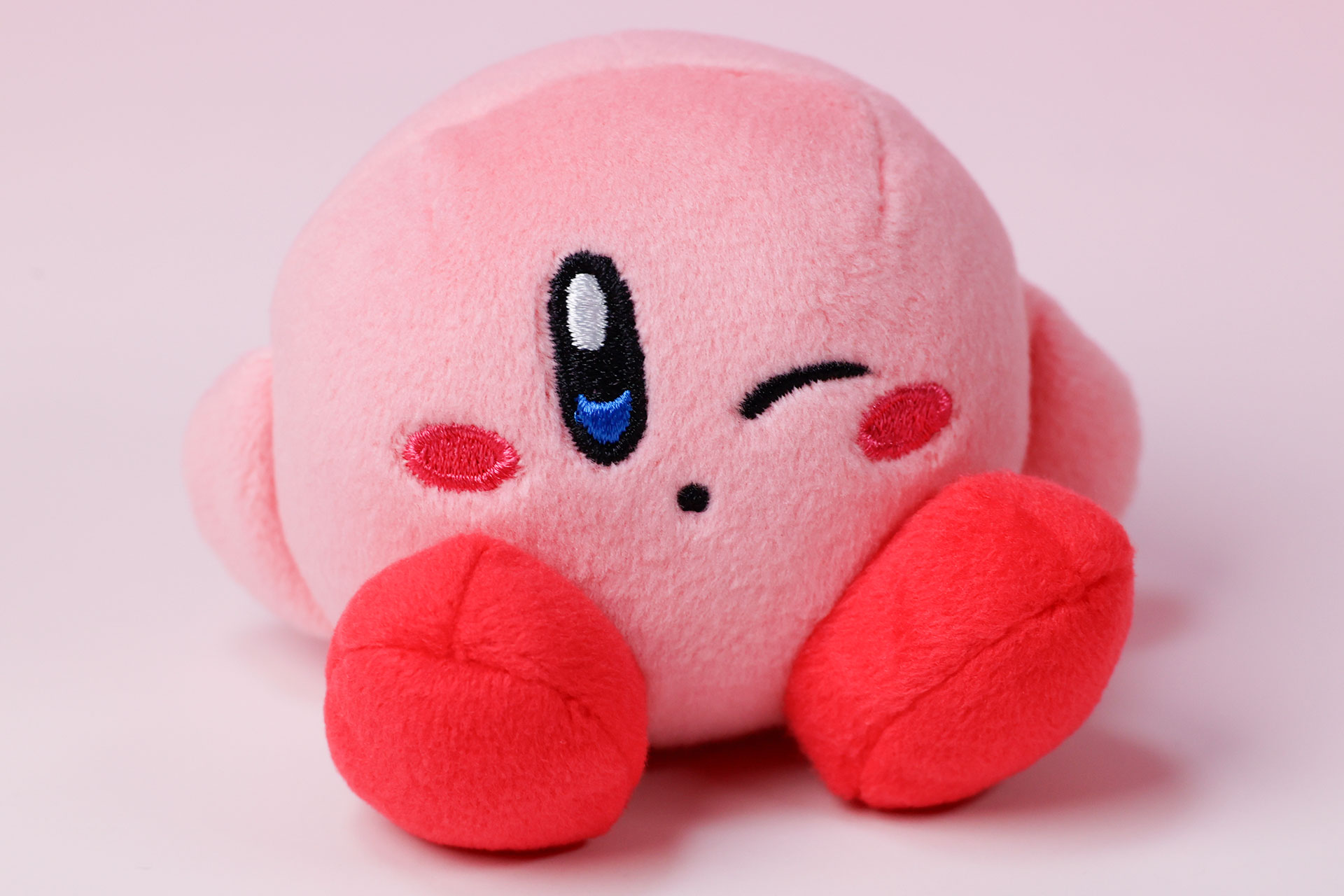 口を小さくすぼめてウインクをしているところがかわいらしい