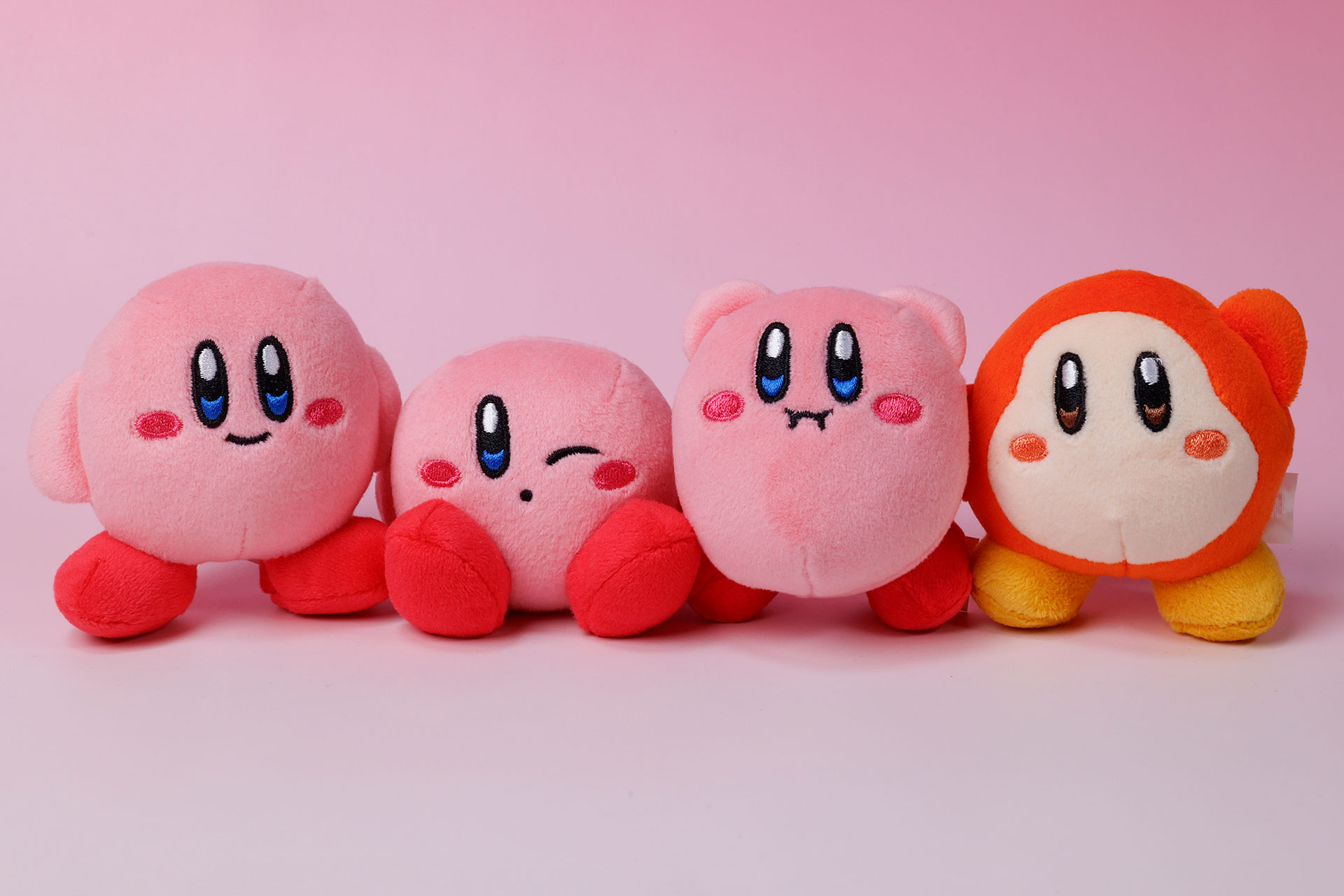 こちらが第1弾（2月23日～2月29日）のハッピーセット「星のカービィ」に登場するおもちゃ。写真左から「カービィ」、「ぷかぷかカービィ」、「ウインクカービィ」、「ワドルディ」