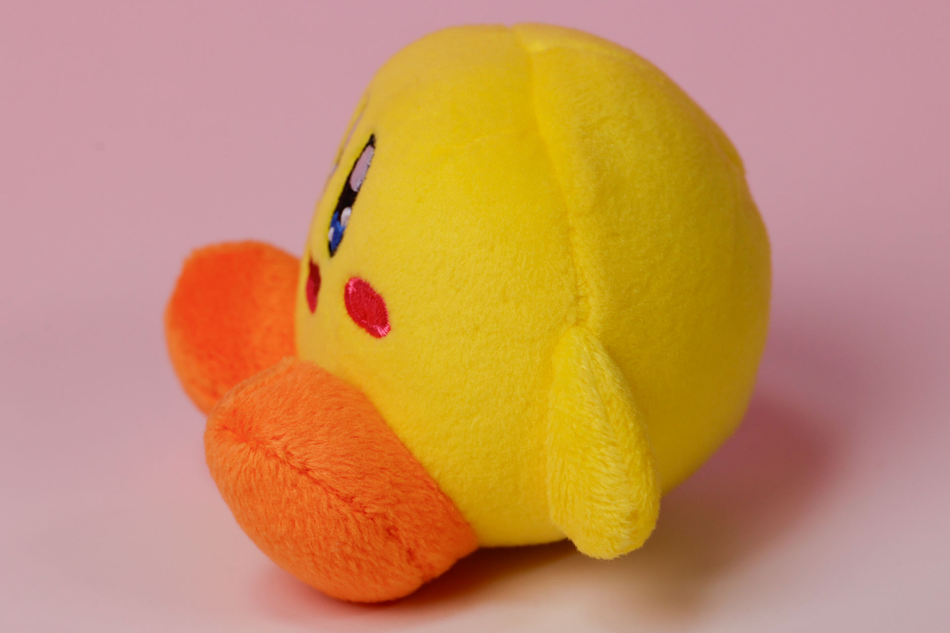 ちょこんと側に置いておきたくなる姿だ