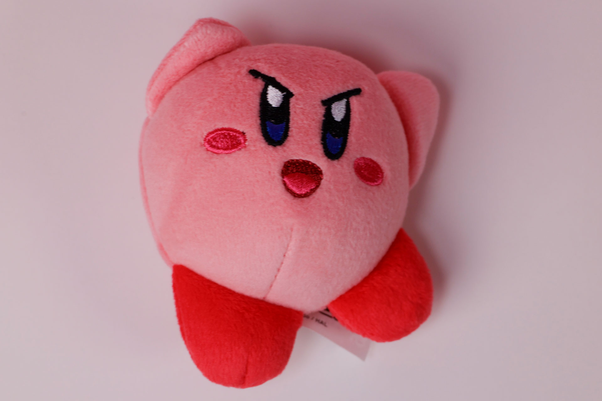 カッコよくジャンプを決めているカービィがぬいぐるみに