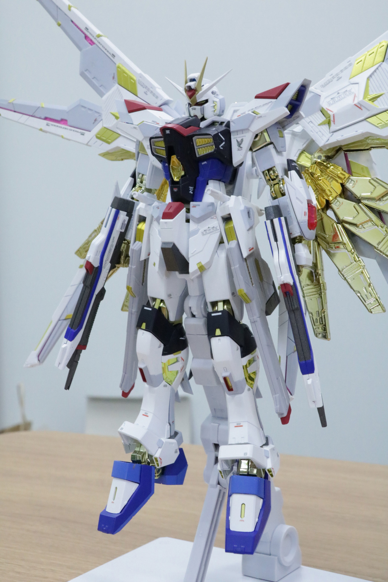 脹脛や足首も金メッキが施されている