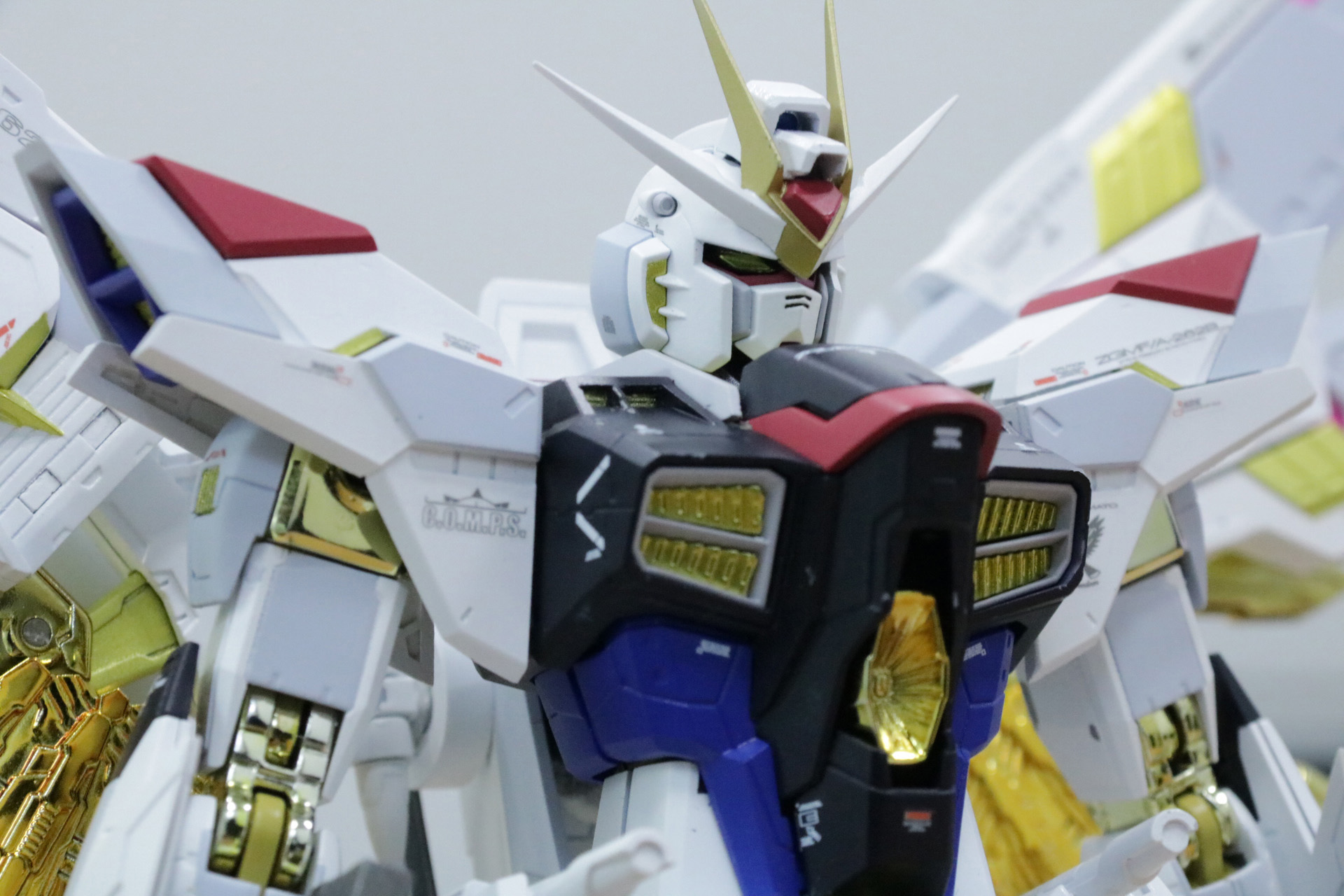 メインカメラと目に発光ギミックを搭載