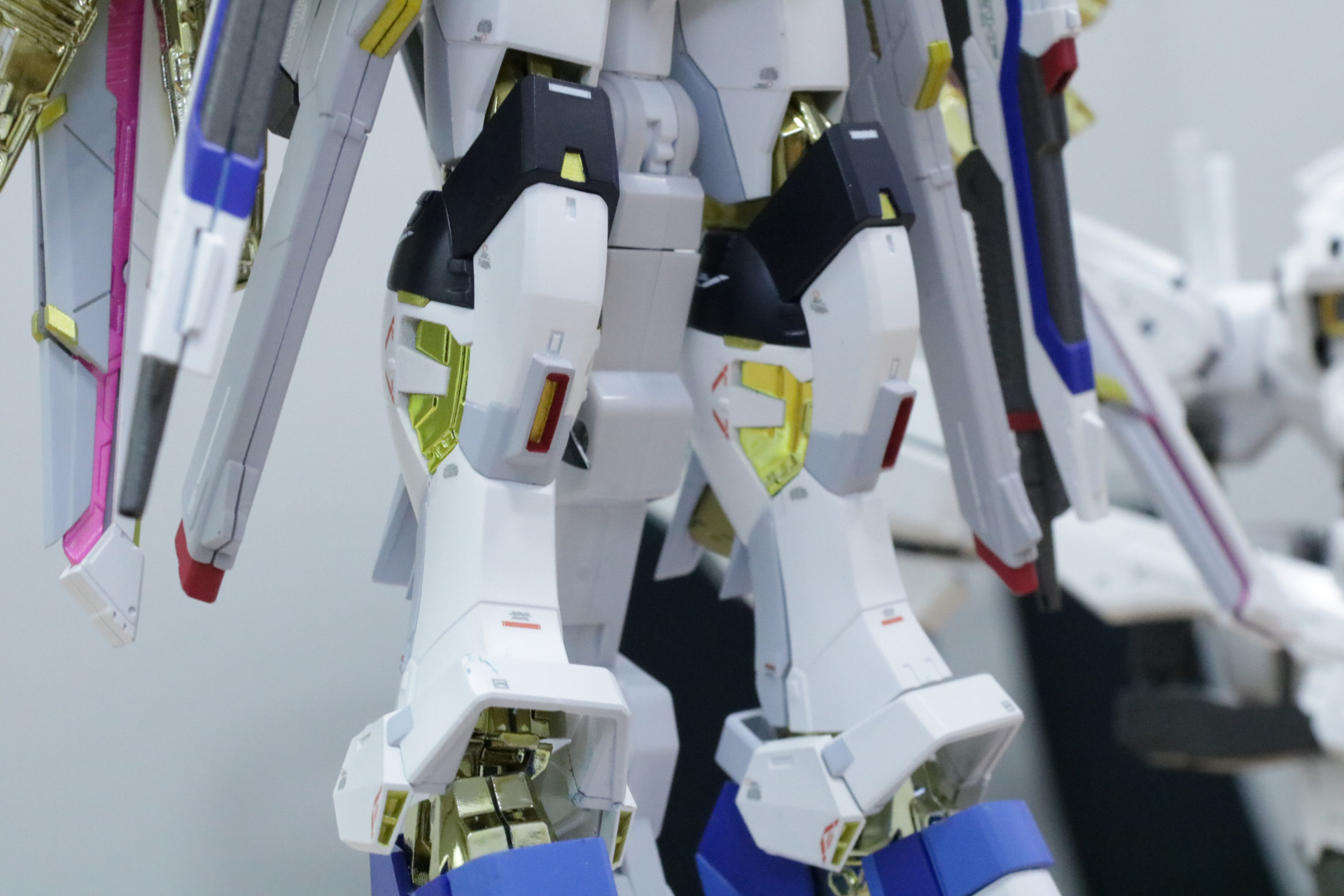 脹脛や足首も金メッキが施されている