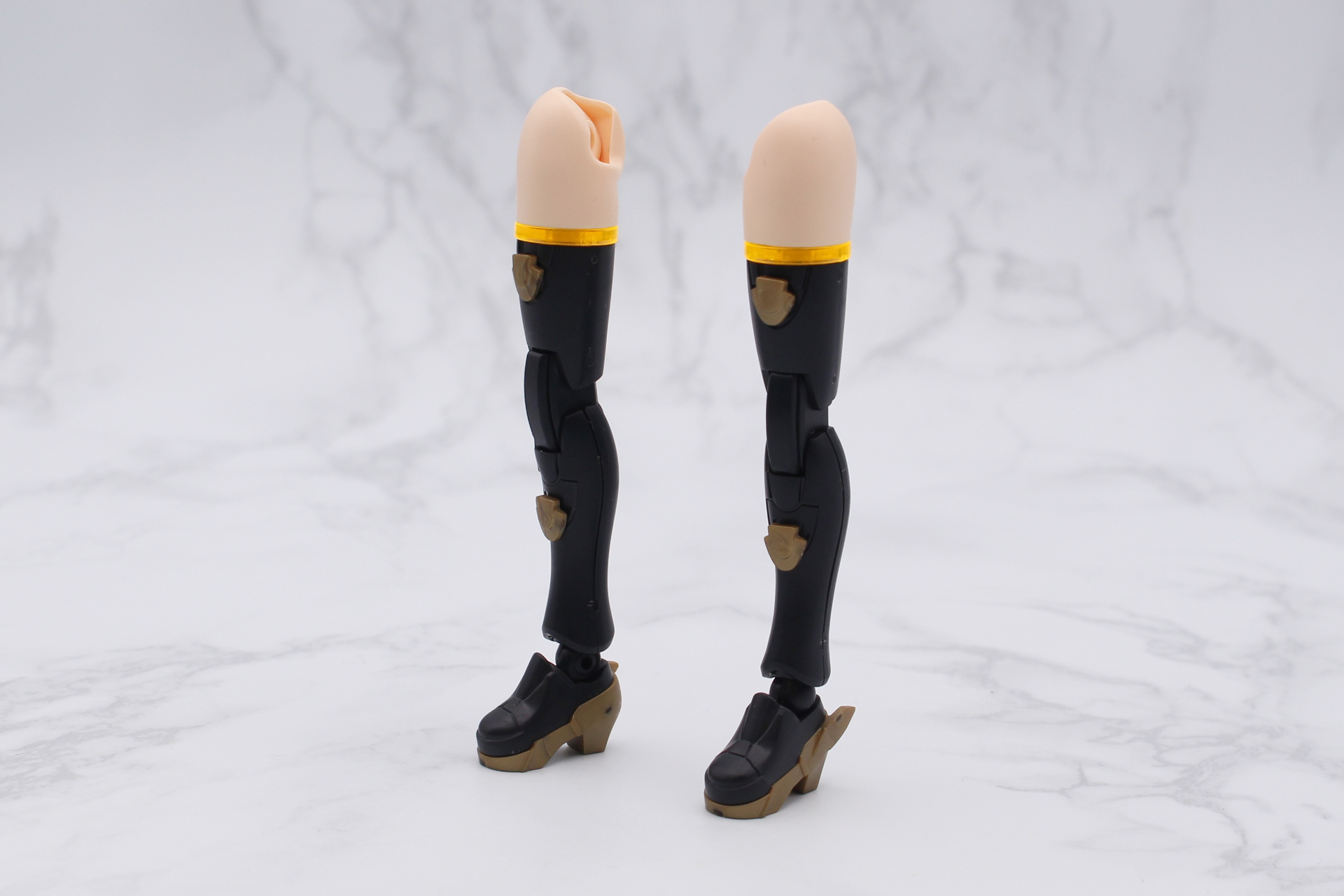 左右を組み立てて脚の完成