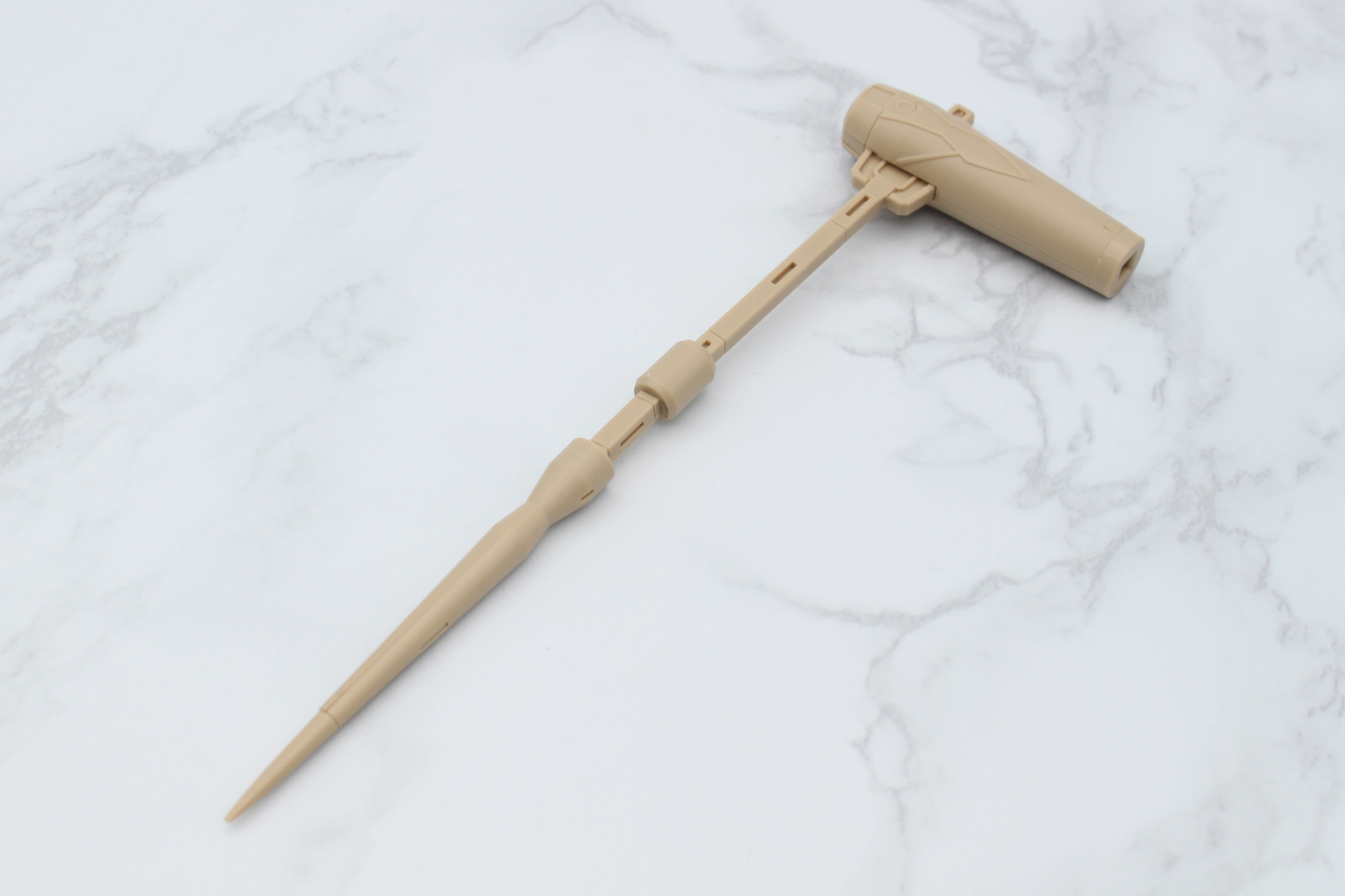 武器の組み立て。先端には変形のギミックがある