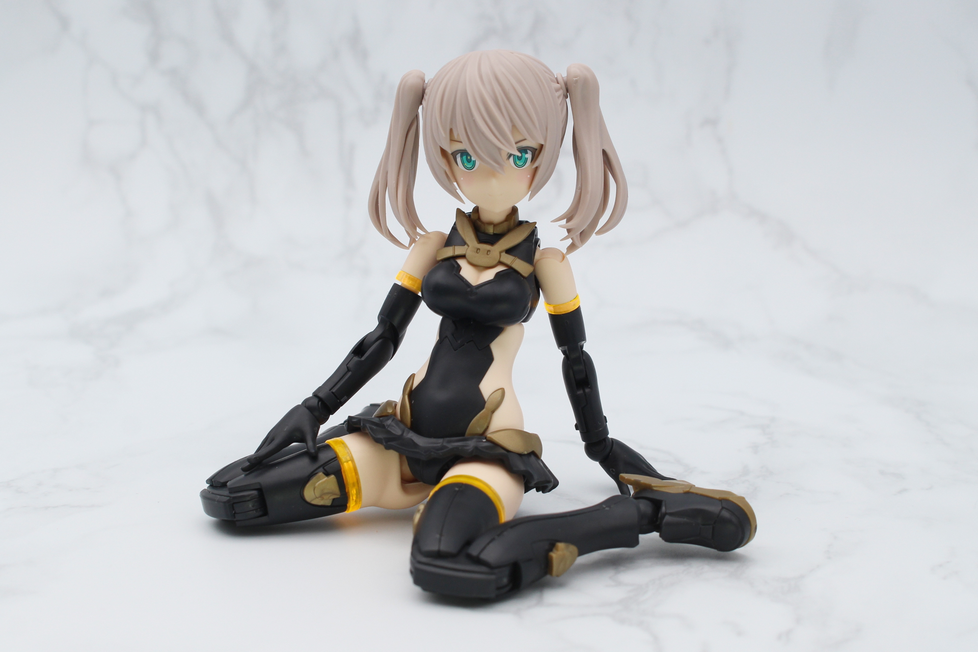 交換用のスカートパーツ。ポーズを取らせるときは右を使うといい