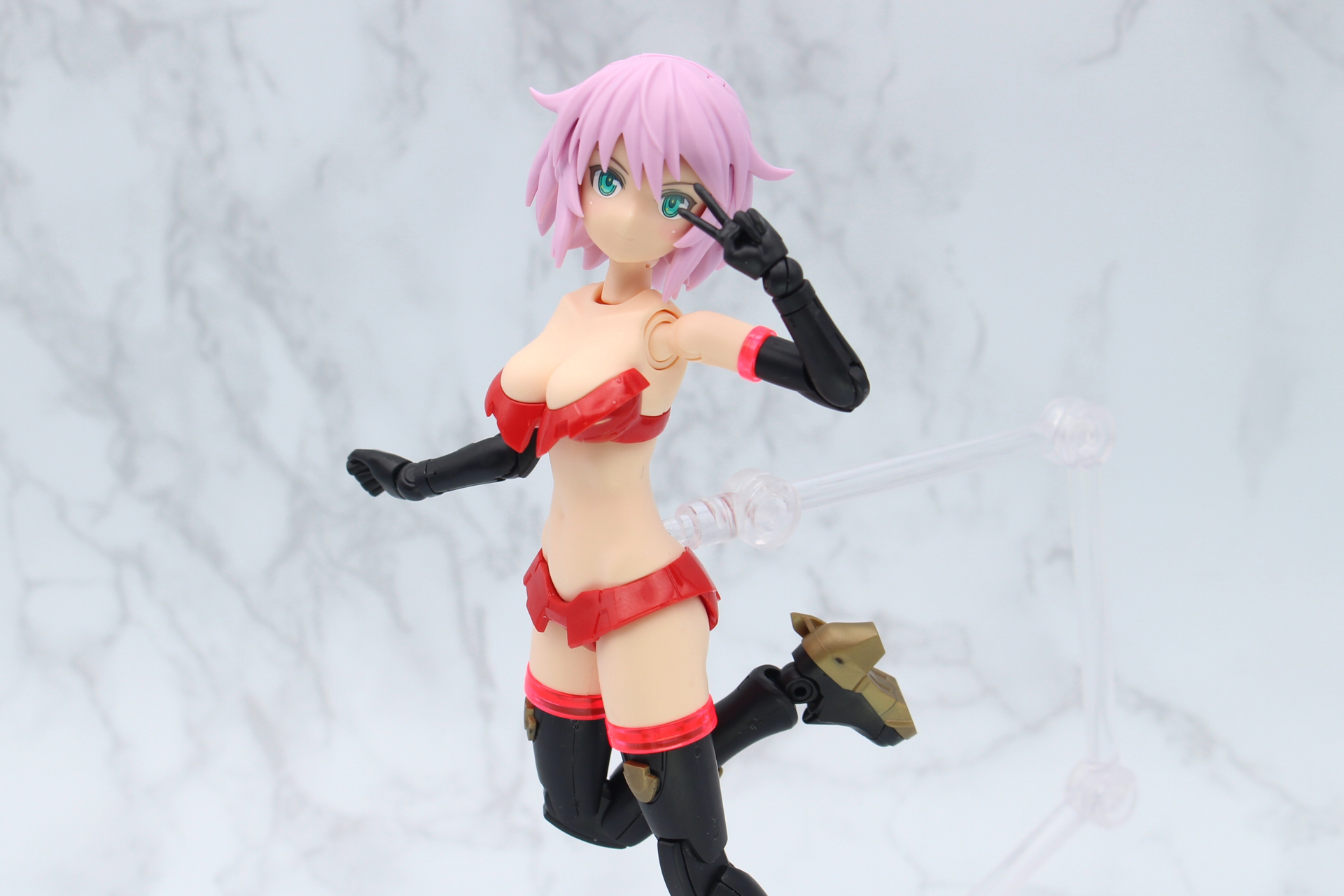 もちろんカスタマイズもOK。こちらは3月発売の「オプションヘアスタイルパーツVol.9 ショートヘア3[ピンク2]」と、発売中の「オプションボディパーツ タイプS05[カラーA]」、「オプションハンドパーツ ［ホワイト/ブラック］」を使った例
