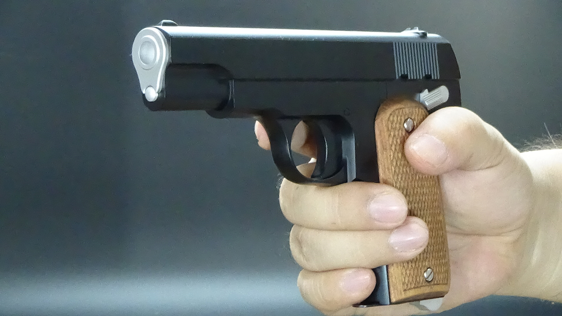 可動部分の少ないディスプレイモデルだが、やはり手にすると独特の実感がある