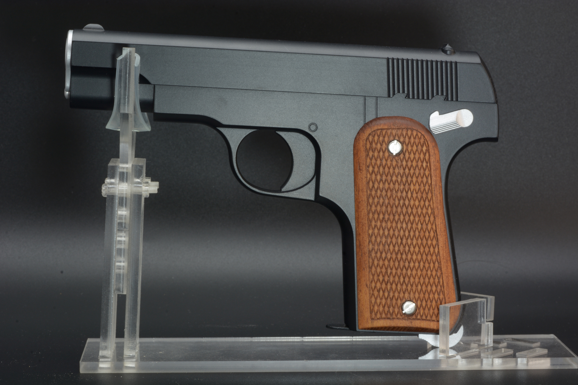 モデルガン「杉浦式自動拳銃」。北京の工場で作られた日本軍の自動拳銃。ほとんど実銃が現存せず、資料も少ない幻の拳銃だ