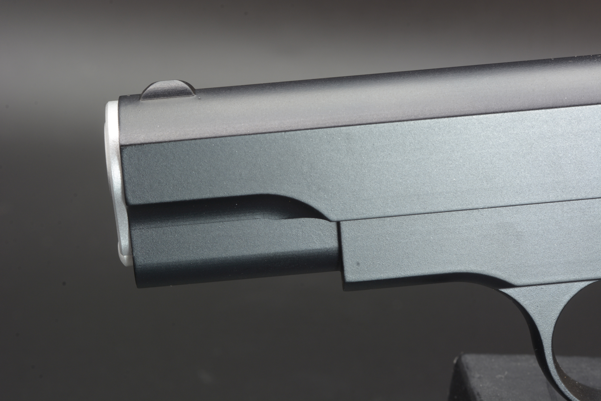 銃前部。本製品のフレームやスライドはABSだが、塗装も相まって金属の質感を感じさせられる