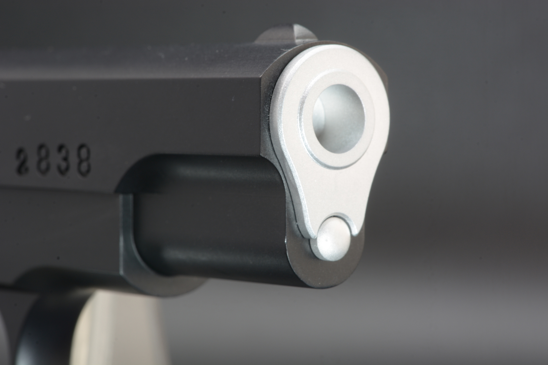 スライドにバレルを固定化する「バレルブッシング」は金属製