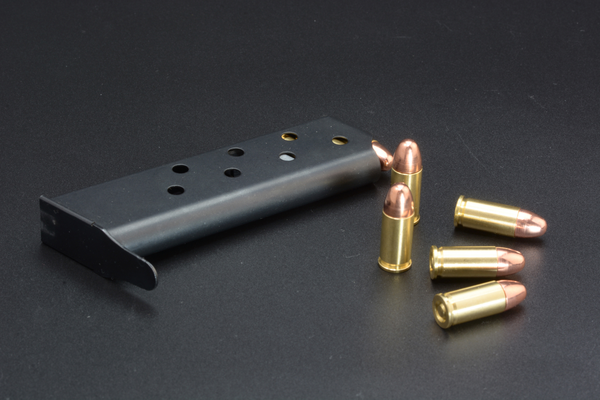 マガジンとダミーカートリッジ。.32 ACP弾を再現