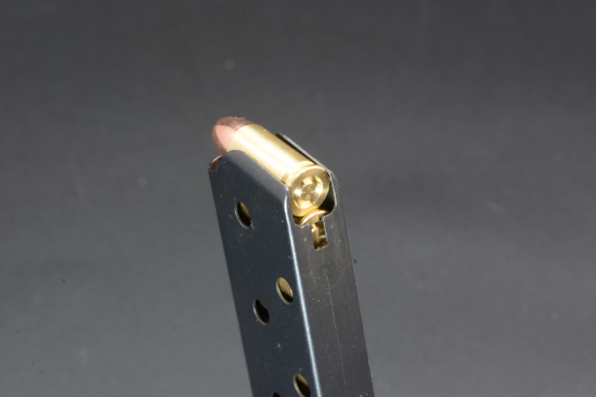 マガジンからのぞく金のカートリッジ