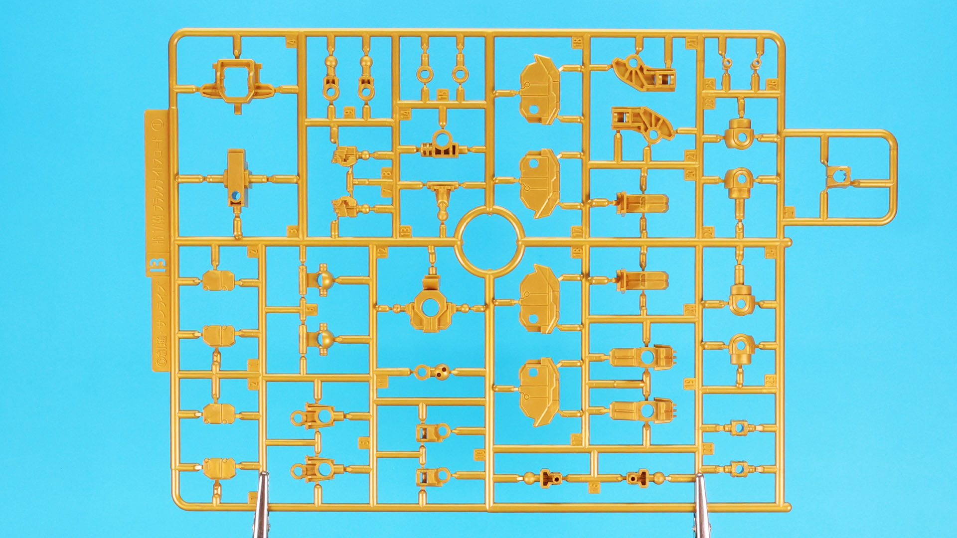 B:金色の成形色を使用したメカフレーム