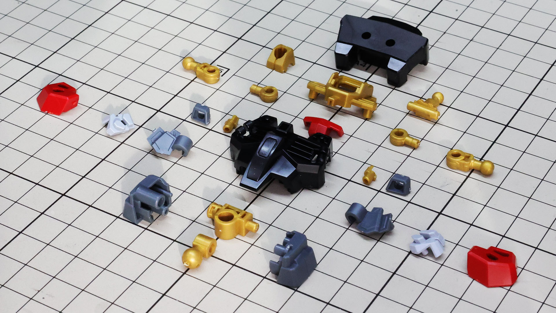 金色のフレームを持ち、実はガンダムタイプなブラックナイトスコードシヴァのボディ部パーツ群
