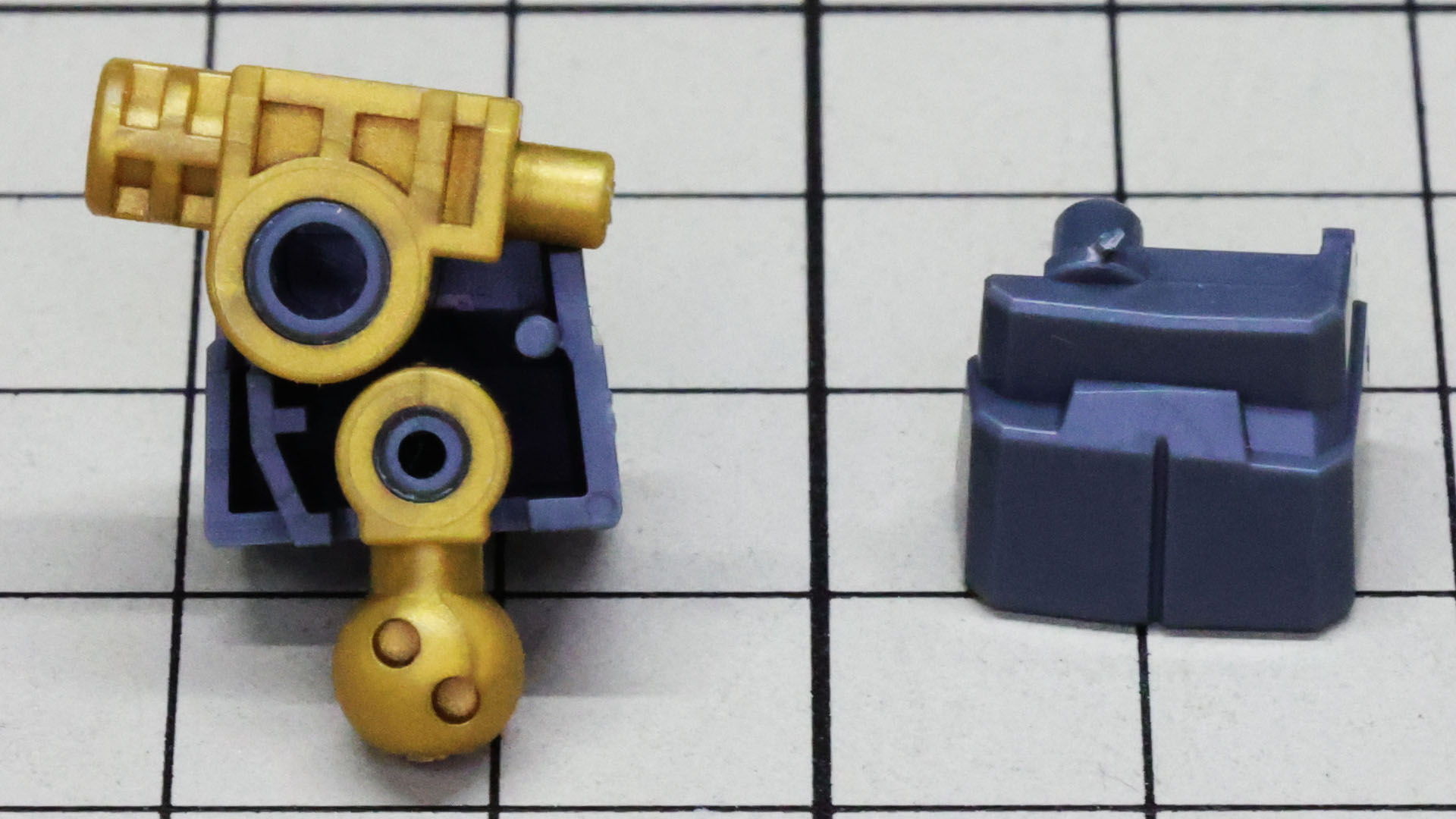 胴体部は4軸になるメカフレームでの関節構造を持っています