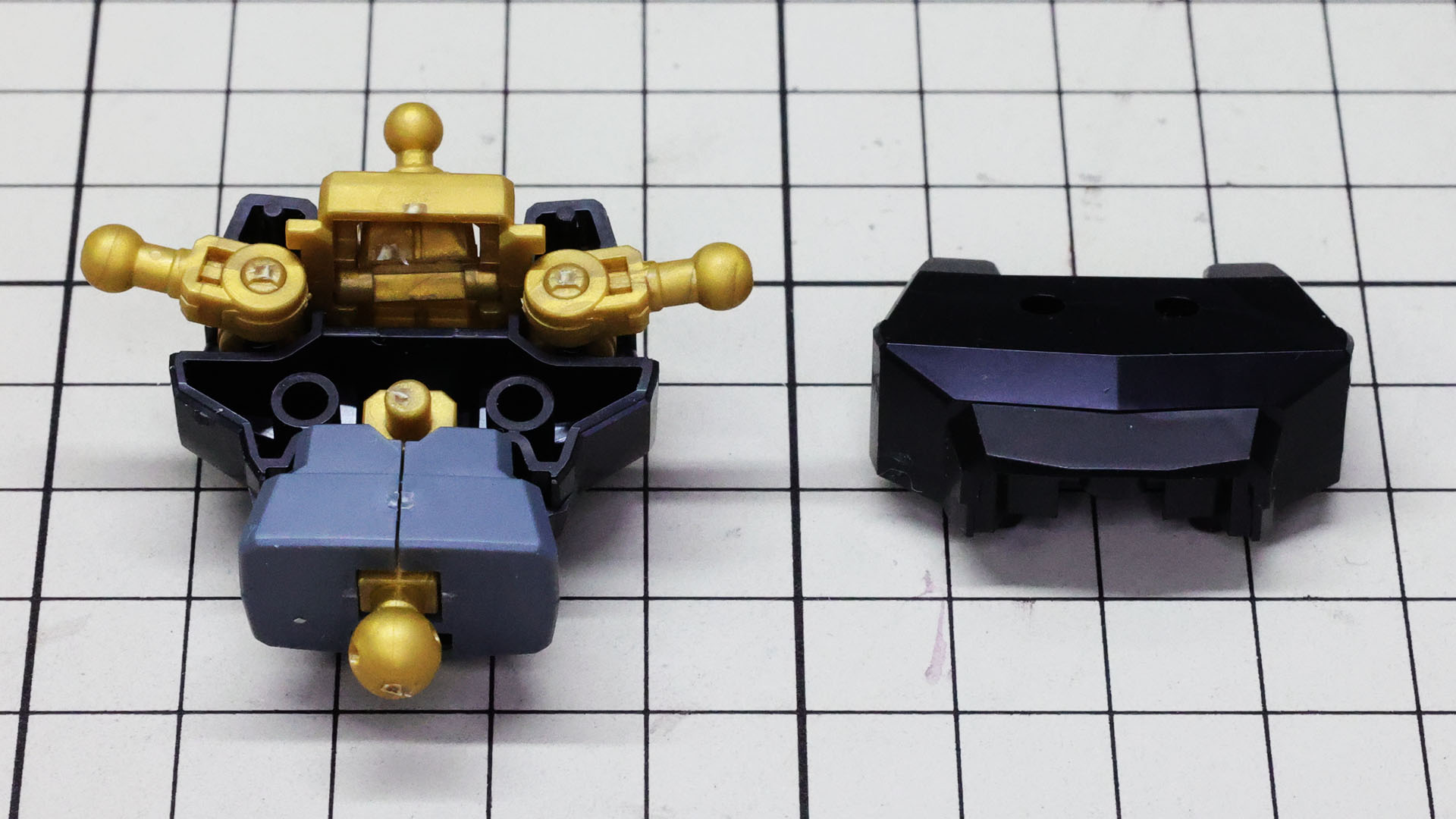 ボディ前面にメカフレームを組み込みました