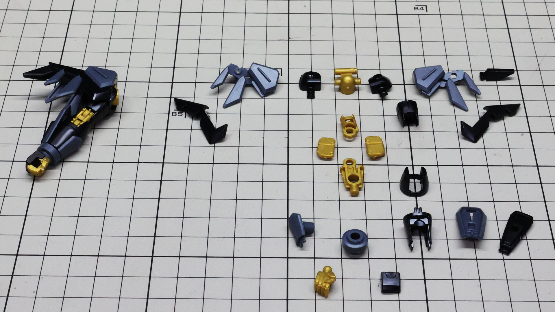 まさにガンダムタイプと同様の部位構成を持つ腕部パーツ群