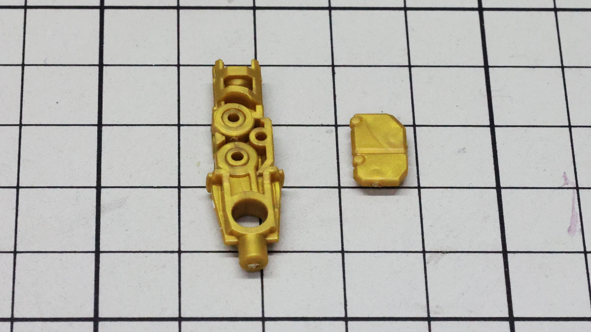 まさにガンダムタイプを体現する金色の肘の二重関節！