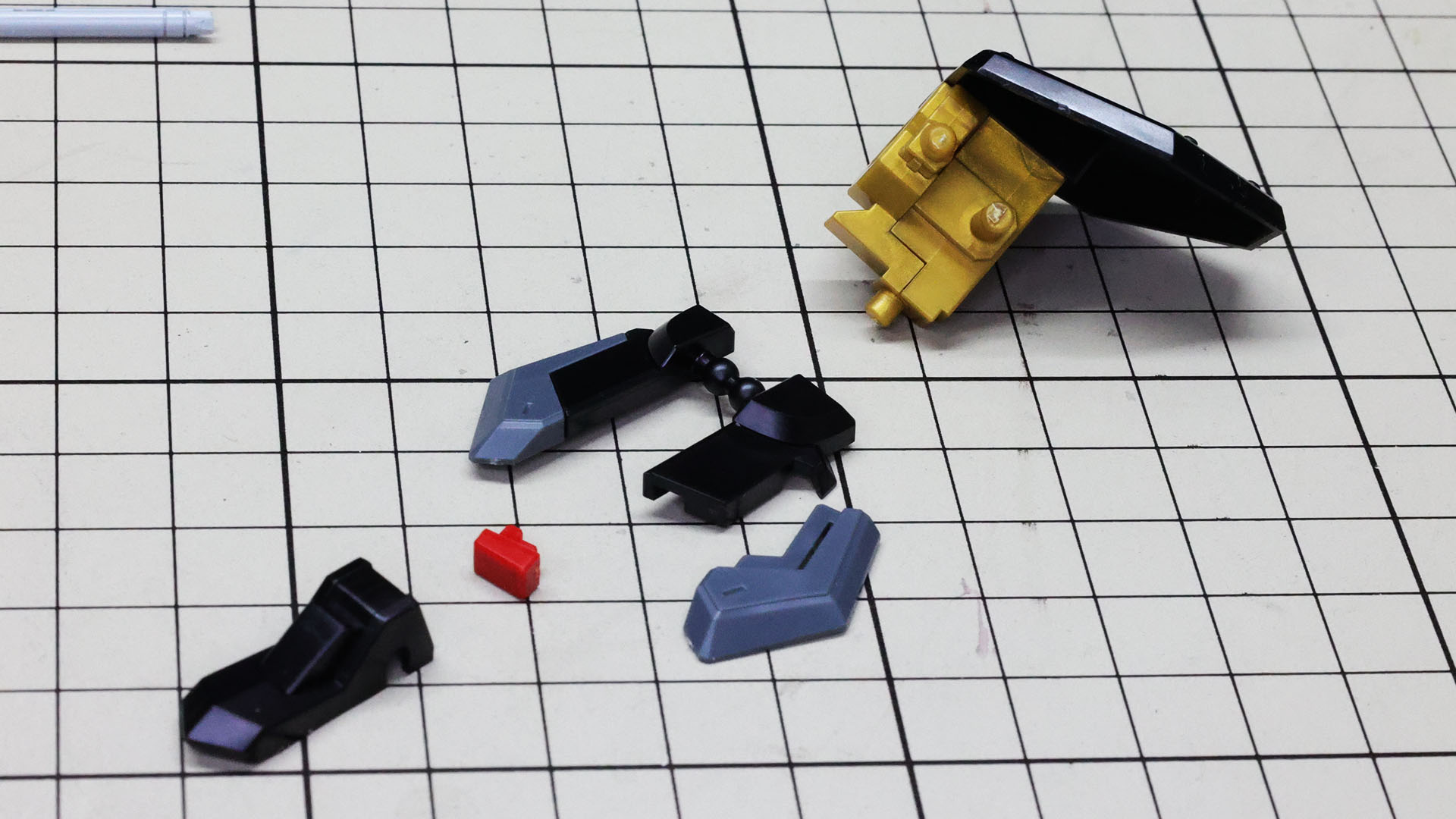 メカフレームのコアとパーツによるカラー分けがされたフロント装甲