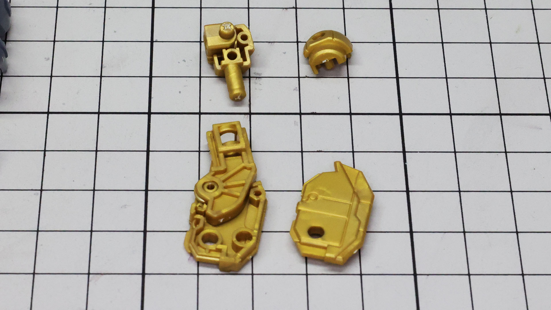 金色のメカフレームを組んでいきます