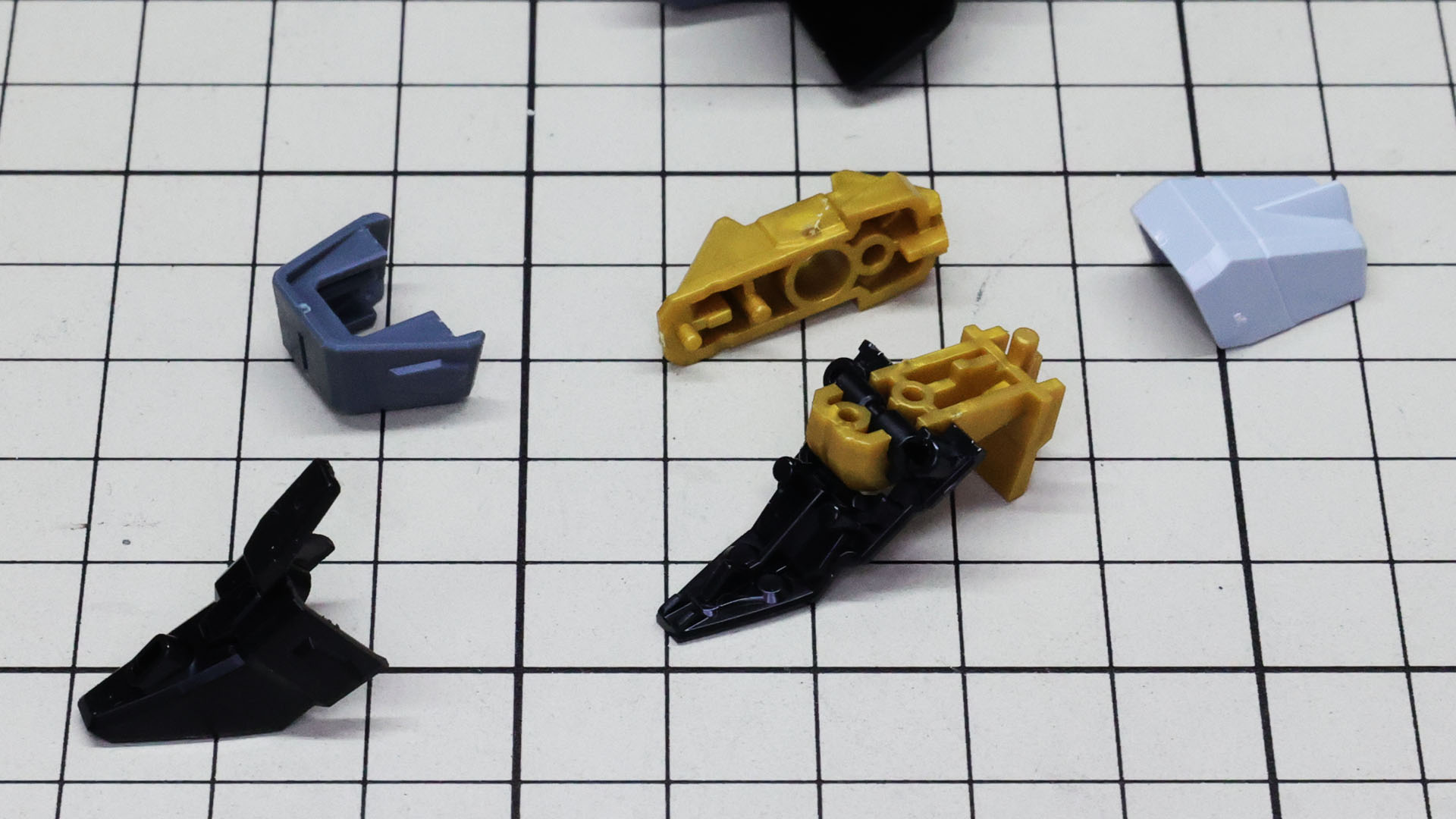 ソールもメカフレームをコアに前後を組み付けていきます