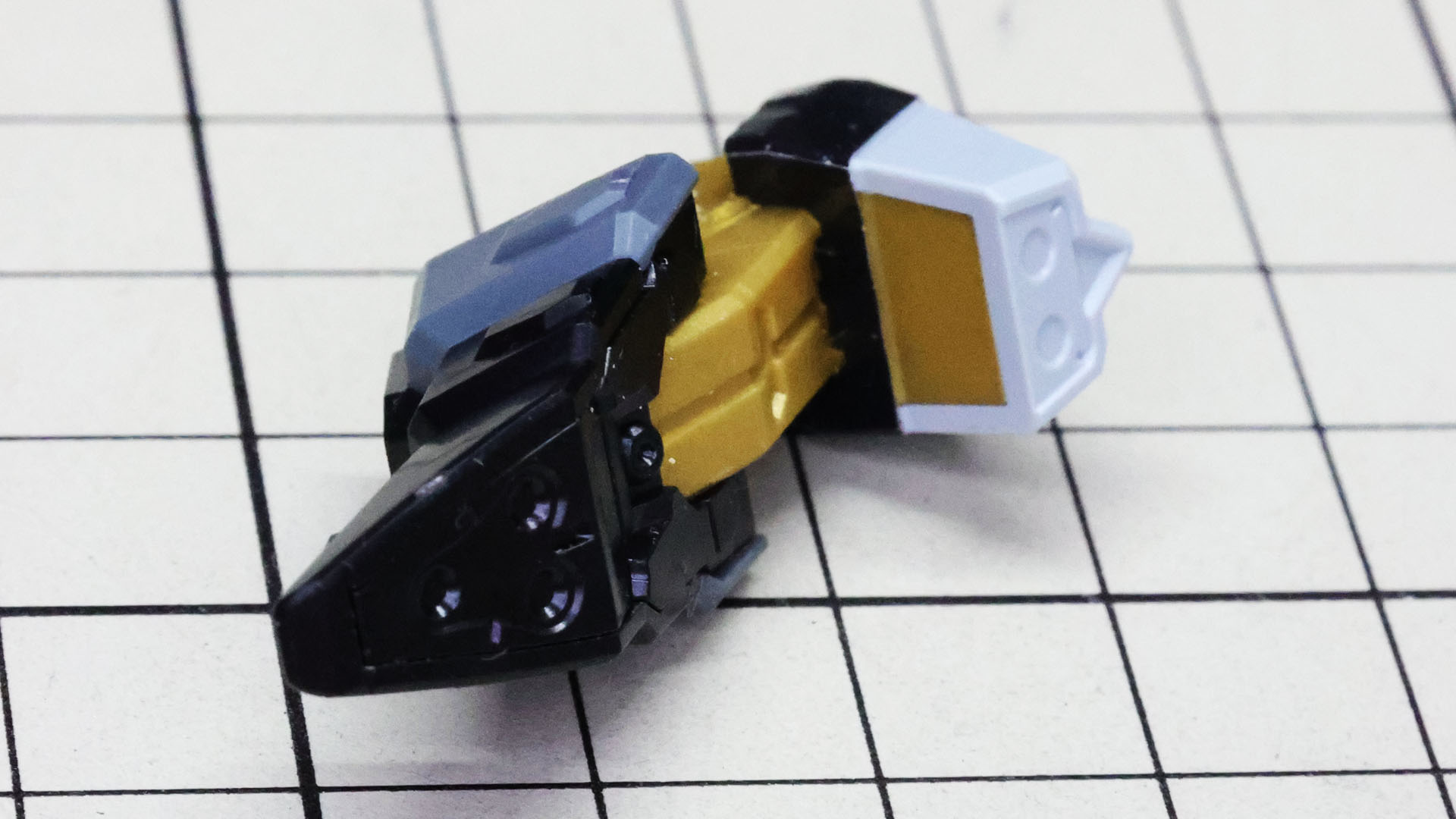 ソール裏から黒い部分をシールで補完します