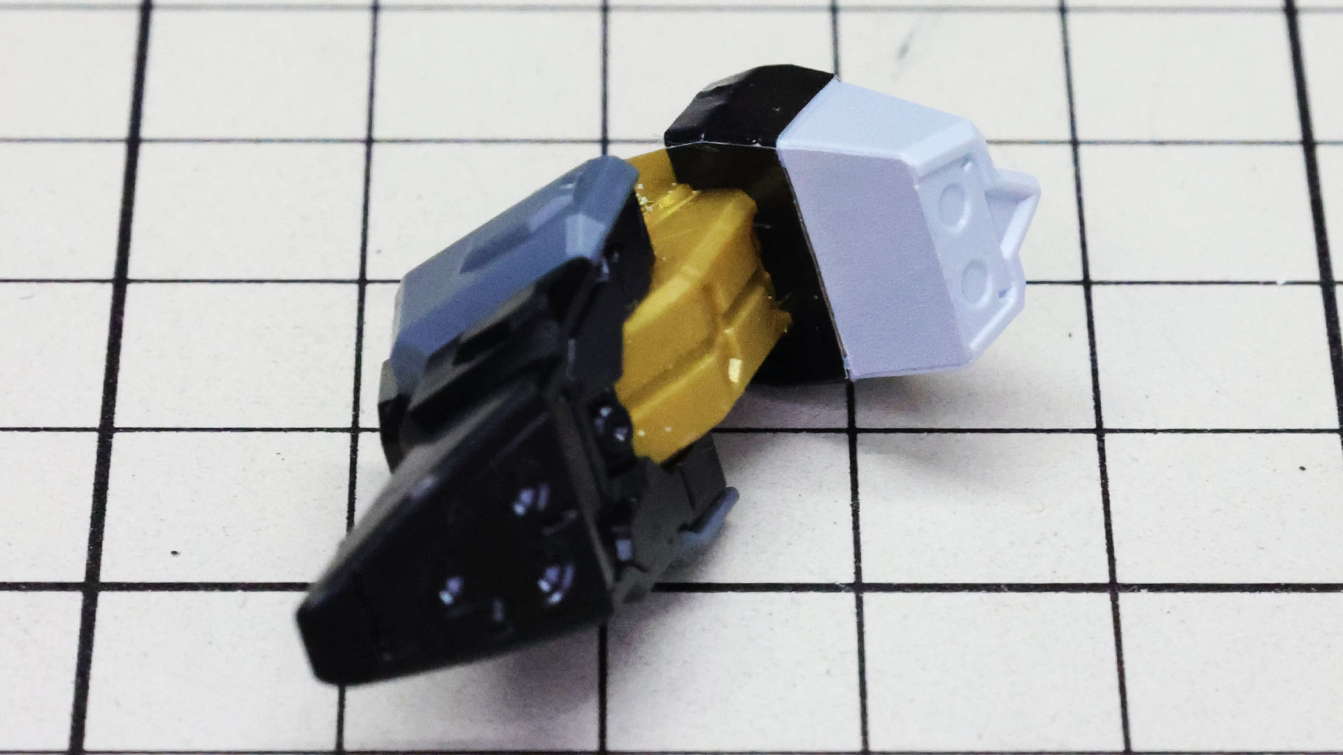 さらに金色のメカフレーム部も補完します