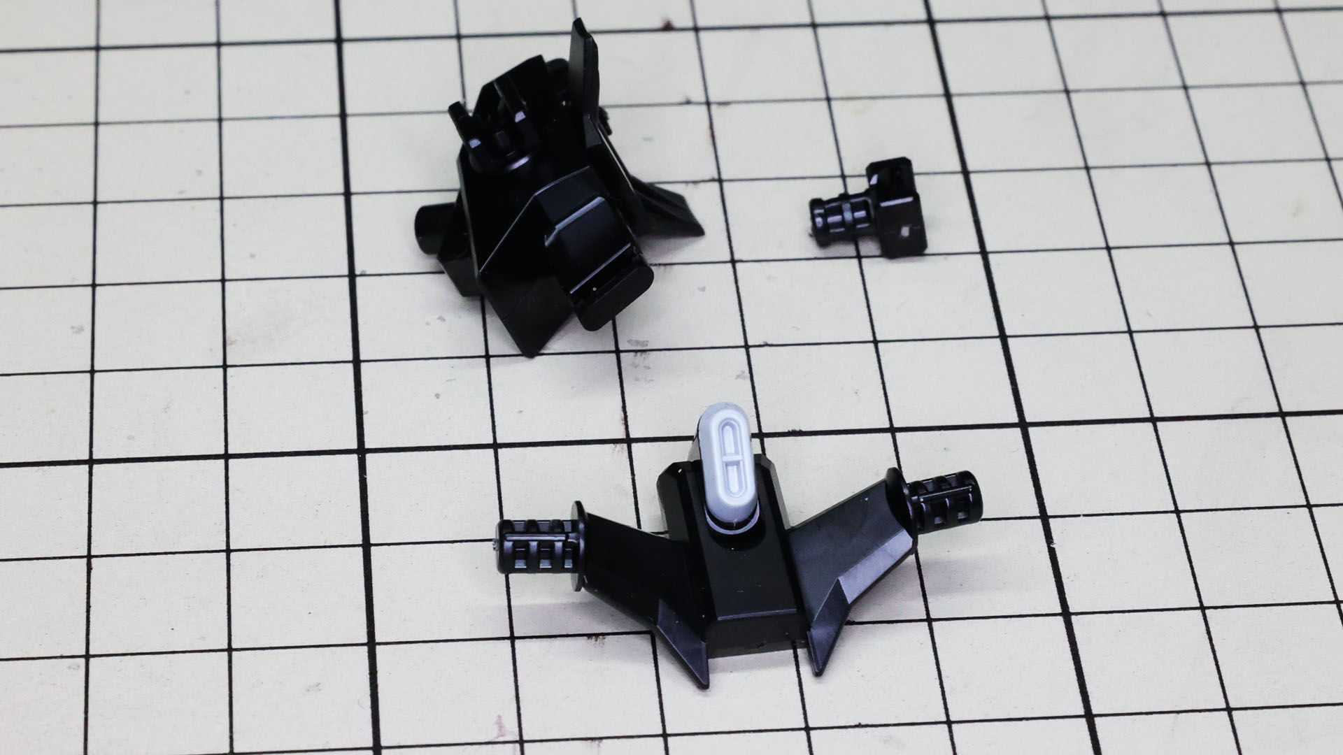 中央部を組みます。ビームマント発生器を接続するアーム（右上）も組み込みます