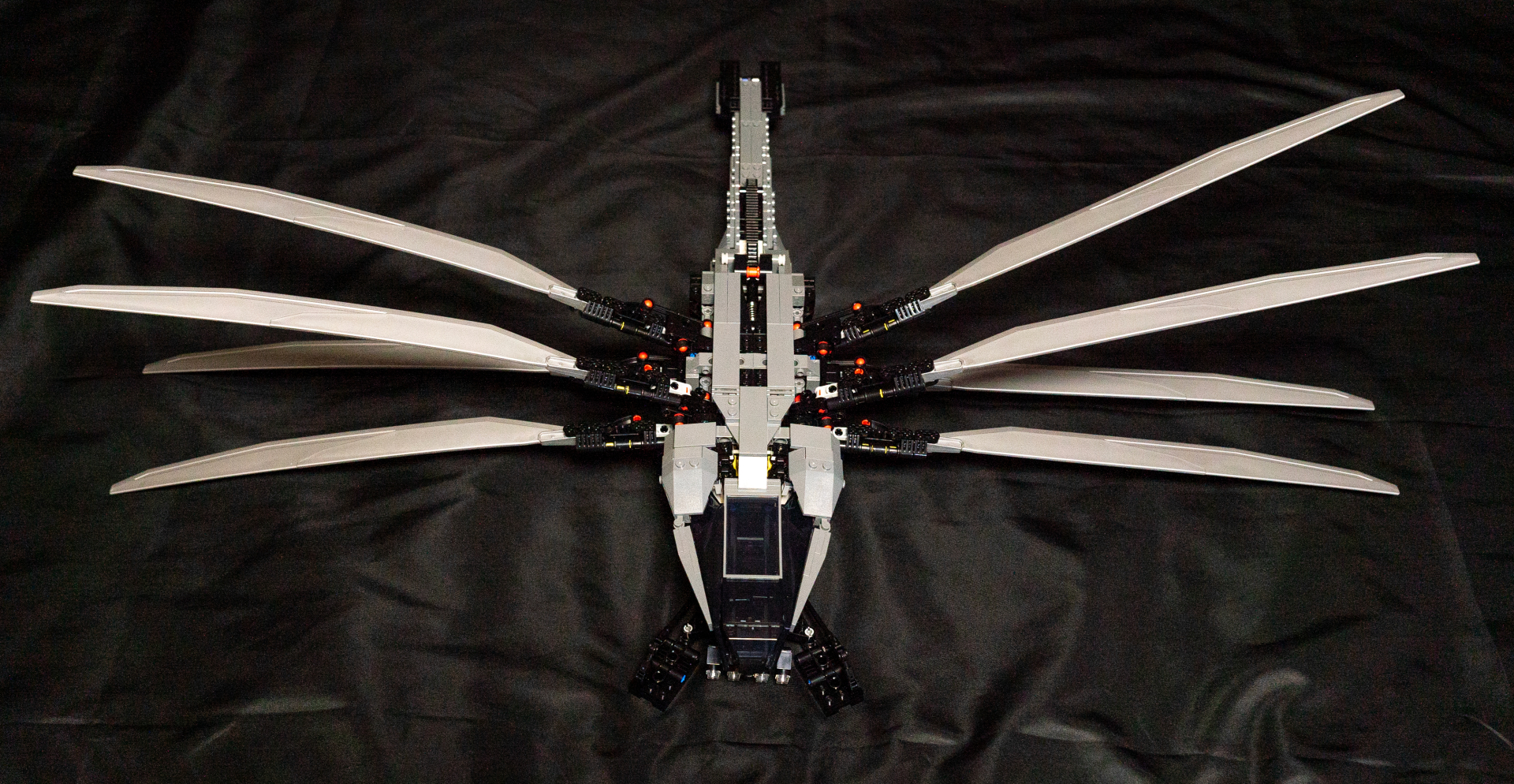 完成した「ロイヤル・オーニソプター」はトンボのようにも見える